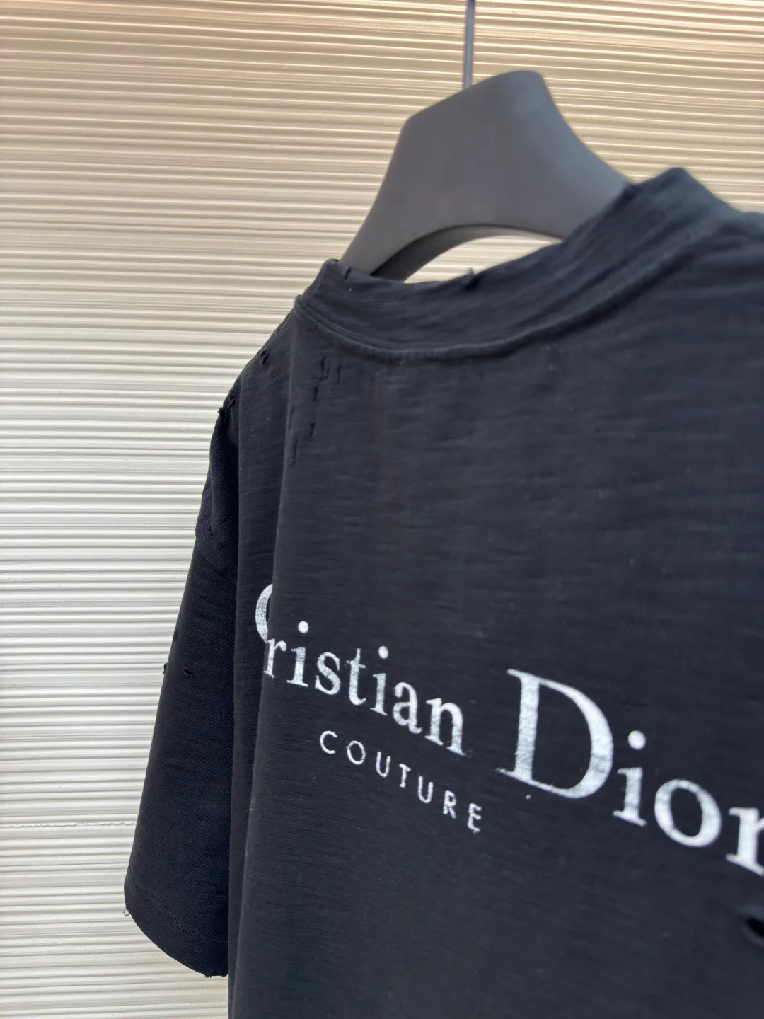 Dior hole letter printed T-shirt ●Authentic product: Purchased and developed for 8400 ●Item number: 1680533-A35 ●Fabric: slub plain fabric ●Technology: printing production ●Version: fitted version ●Weight: about 420 grams ●Size: XS-S-M-L ●Description: Fabric used The round collar is positioned on a flat car, and the front and rear panels are printed with hand-plated screen glue. The film is engraved with laser dots to create the effect of hollowing out and missing letters. The side of the garment is designed to be bifurcated by a flat car. The hem of the front and rear panels is cut using a special toe-picking machine to create a hollow effect on the surface. The entire garment is manually positioned and cut with holes, and the garment is fermented and washed to create a nostalgic effect. The overall workmanship is very complicated. The embroidery is made with heat-capacitive glue and needs to be hot-glued to ensure quality. The checkerboard pattern needs to be positioned correctly, so the speed is relatively slow. Each process of the entire garment is slow and time-consuming. The overall wiring is straight and delicate, the fabric is comfortable and soft, and the color is consistent without color difference. It can be matched with the same style to create a fashionable look, and can be used in various occasions. Customized accessories, three complete standards, the same style for men and women!