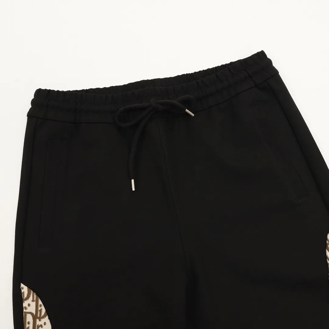 🅿️540 Dior/Dior 25Fw Contrast color stitching presbyopia letter all-print suit trousers. Classic sweatpants with presbyopia pattern design all over the side, CD logo embellishment, drawstring elastic waistband. Made of high-quality cotton fabric, it feels comfortable and textured, and the loose fit is versatile and fashionable. Suitable for daily casual wear, it looks cool with sports shoes or sneakers! Better paired with the same zipper jacket! ! Color: Khaki Size:S-XL