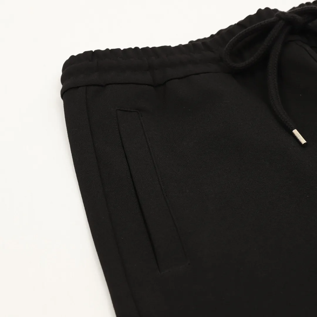 🅿️540 Dior/Dior 25Fw Contrast color stitching presbyopia letter all-print suit trousers. Classic sweatpants with presbyopia pattern design all over the side, CD logo embellishment, drawstring elastic waistband. Made of high-quality cotton fabric, it feels comfortable and textured, and the loose fit is versatile and fashionable. Suitable for daily casual wear, it looks cool with sports shoes or sneakers! Better paired with the same zipper jacket! ! Color: Khaki Size:S-XL
