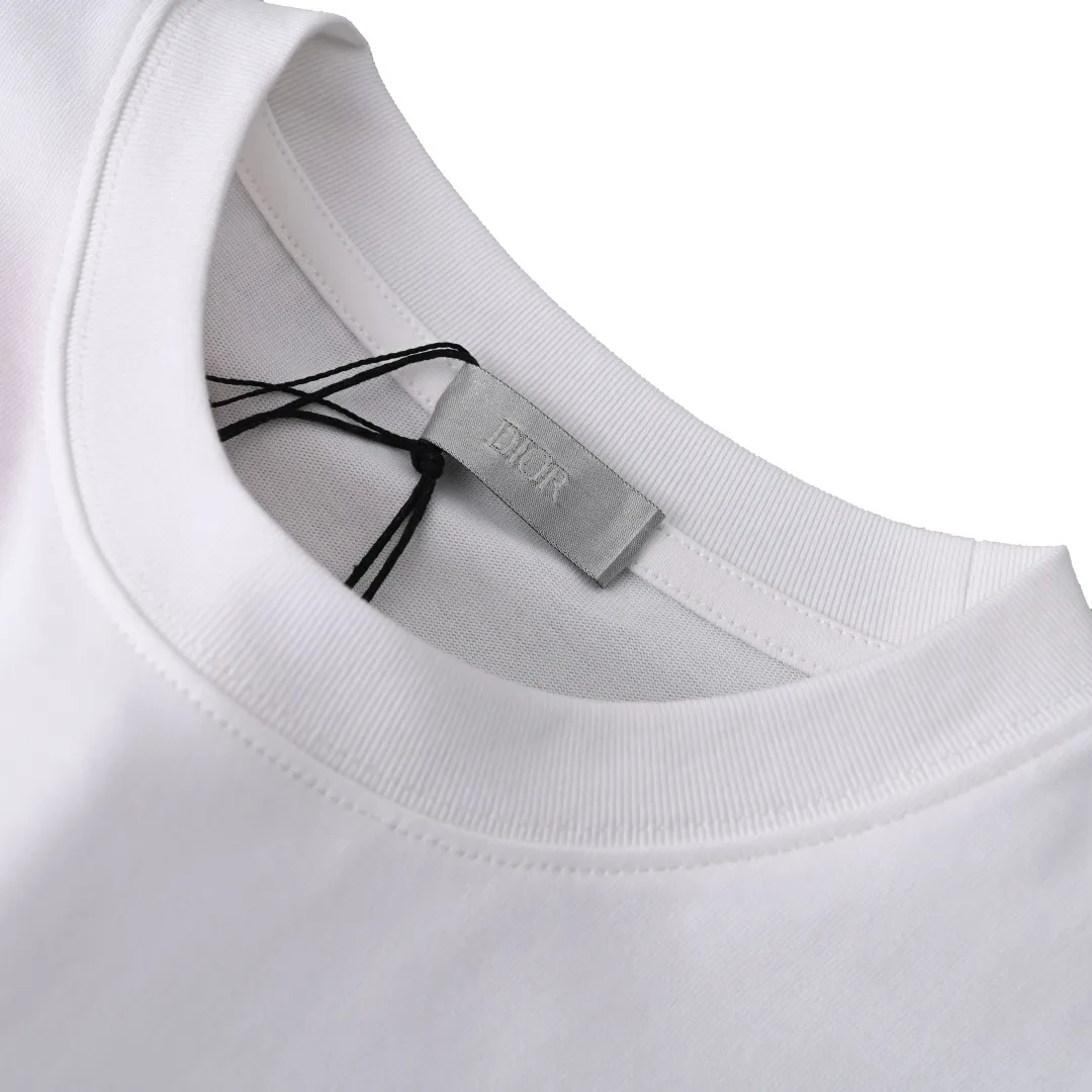 🅿️290 (Higher version) DIOR CD T-shirt from DO AND KAWS limited collection. The Year of the Snake graphic design reinterprets the classic logo. Contrasting logo patch at chest. The imported machine-made tatami embroidery technology makes the letter logo appear delicate and exquisite, enhancing the decorative effect. Use an embroidery machine to embroider the designed letter logo onto the patch. Size：S-L