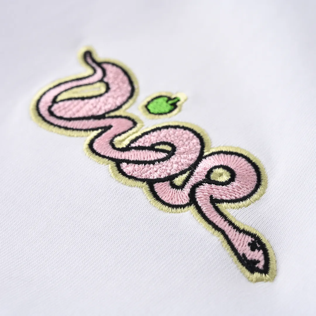 🅿️290 (Higher version) DIOR CD T-shirt from DO AND KAWS limited collection. The Year of the Snake graphic design reinterprets the classic logo. Contrasting logo patch at chest. The imported machine-made tatami embroidery technology makes the letter logo appear delicate and exquisite, enhancing the decorative effect. Use an embroidery machine to embroider the designed letter logo onto the patch. Size：S-L