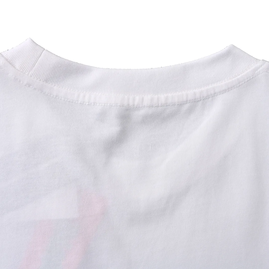 🅿️290 (Higher version) DIOR CD T-shirt from DO AND KAWS limited collection. The Year of the Snake graphic design reinterprets the classic logo. Contrasting logo patch at chest. The imported machine-made tatami embroidery technology makes the letter logo appear delicate and exquisite, enhancing the decorative effect. Use an embroidery machine to embroider the designed letter logo onto the patch. Size：S-L