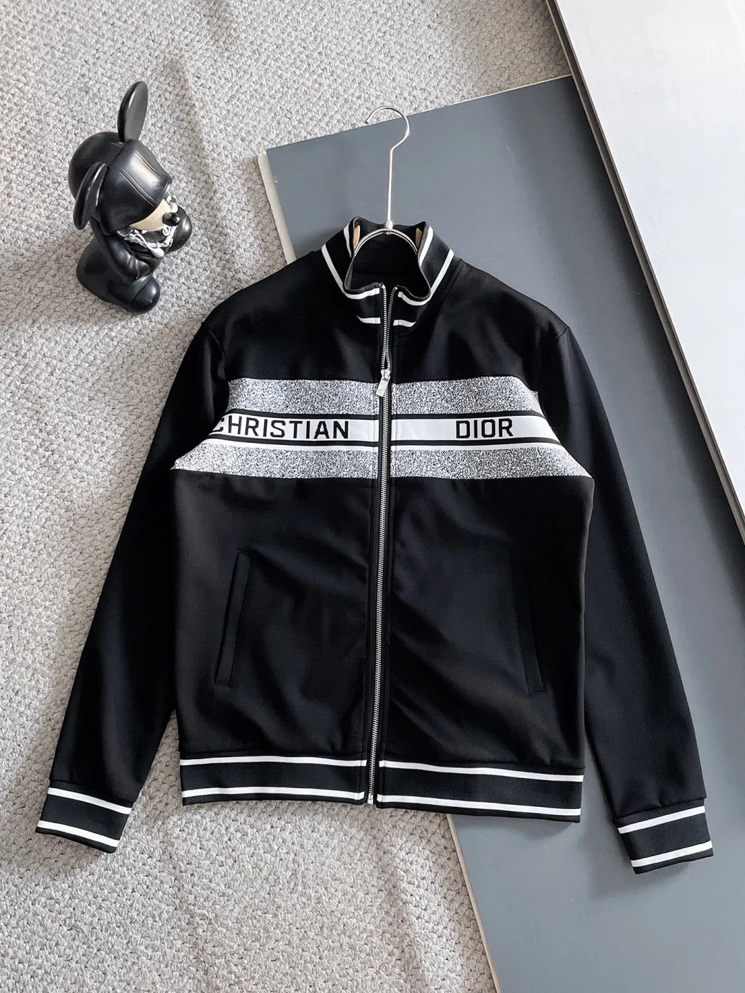 🅿️720 Dior hot-selling suit is coming. Focus on the original version of the official website. 2025 new hot-selling cardigan suit. The original order is the best. 🇭🇰The meticulous work of top designers. It has a fitting and perfect upper body effect. All-natural high-quality Tencel Roman cotton 100%, close-fitting comfort, noble and elegant! Original hardware embodies elegance and nobility! Counter size: M-3XL (maximum wear up to 190 pounds)