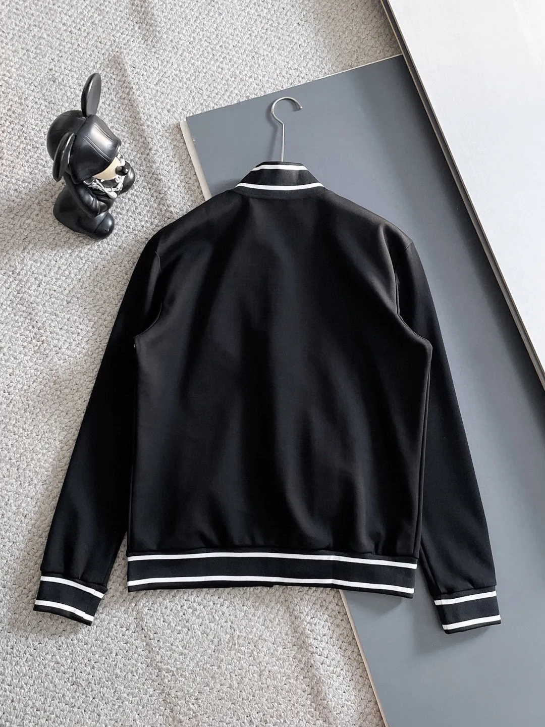 🅿️720 Dior hot-selling suit is coming. Focus on the original version of the official website. 2025 new hot-selling cardigan suit. The original order is the best. 🇭🇰The meticulous work of top designers. It has a fitting and perfect upper body effect. All-natural high-quality Tencel Roman cotton 100%, close-fitting comfort, noble and elegant! Original hardware embodies elegance and nobility! Counter size: M-3XL (maximum wear up to 190 pounds)