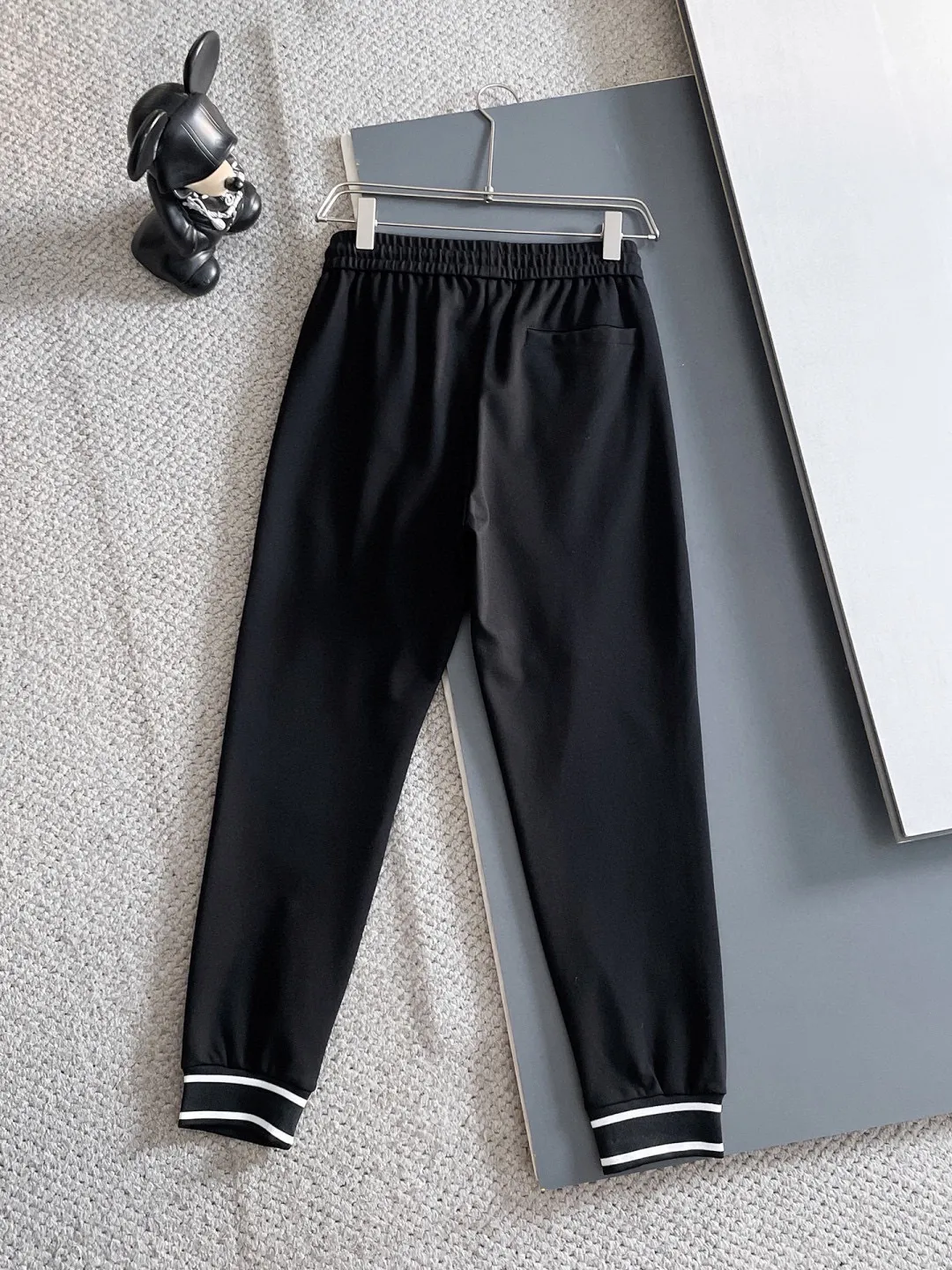 🅿️720 Dior hot-selling suit is coming. Focus on the original version of the official website. 2025 new hot-selling cardigan suit. The original order is the best. 🇭🇰The meticulous work of top designers. It has a fitting and perfect upper body effect. All-natural high-quality Tencel Roman cotton 100%, close-fitting comfort, noble and elegant! Original hardware embodies elegance and nobility! Counter size: M-3XL (maximum wear up to 190 pounds)