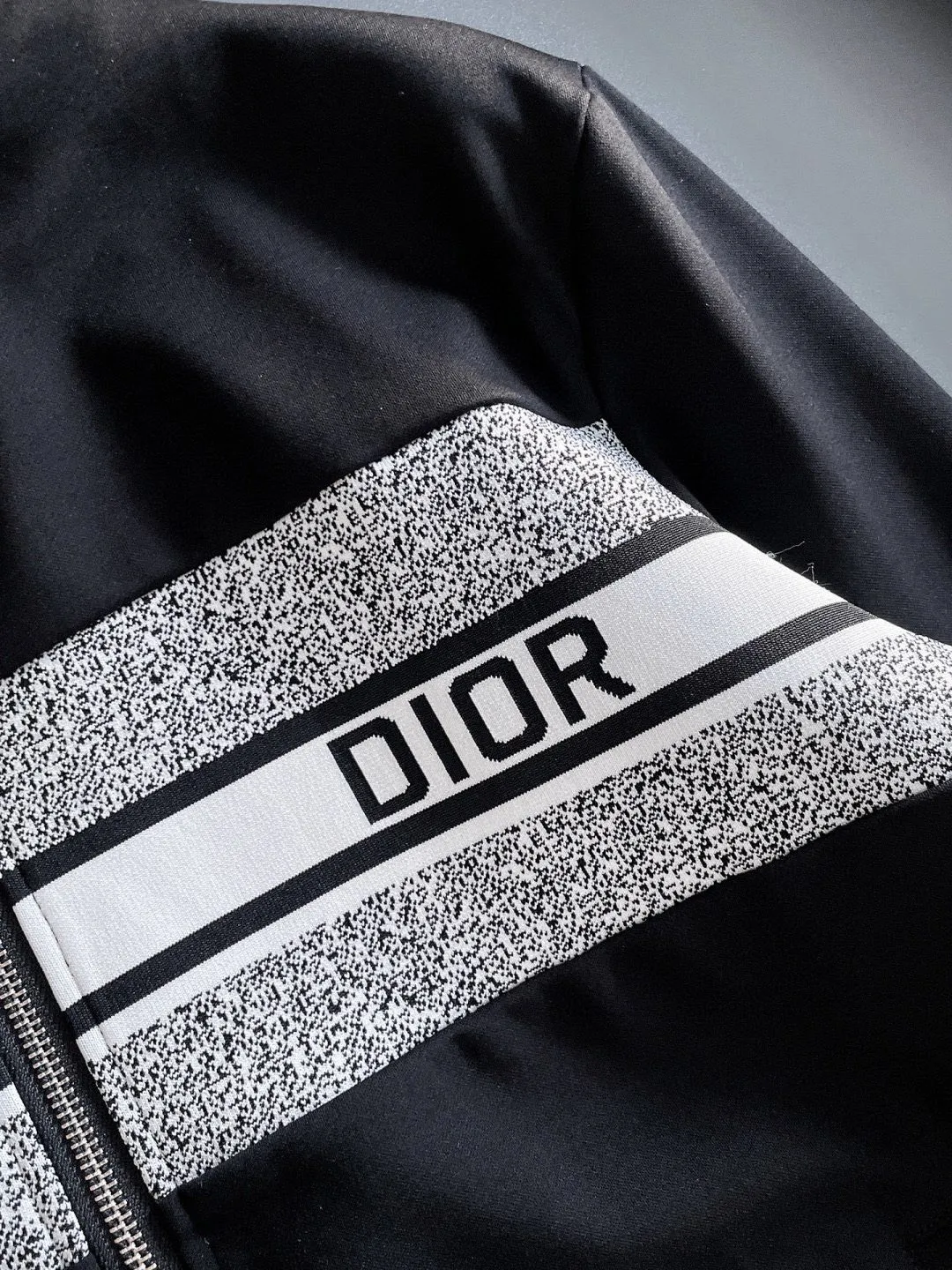 🅿️720 Dior hot-selling suit is coming. Focus on the original version of the official website. 2025 new hot-selling cardigan suit. The original order is the best. 🇭🇰The meticulous work of top designers. It has a fitting and perfect upper body effect. All-natural high-quality Tencel Roman cotton 100%, close-fitting comfort, noble and elegant! Original hardware embodies elegance and nobility! Counter size: M-3XL (maximum wear up to 190 pounds)