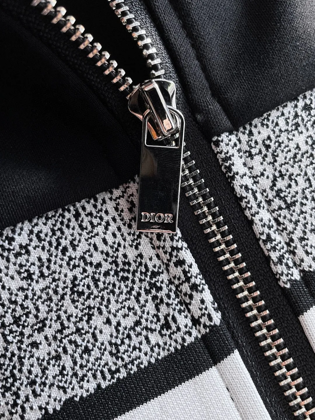 🅿️720 Dior hot-selling suit is coming. Focus on the original version of the official website. 2025 new hot-selling cardigan suit. The original order is the best. 🇭🇰The meticulous work of top designers. It has a fitting and perfect upper body effect. All-natural high-quality Tencel Roman cotton 100%, close-fitting comfort, noble and elegant! Original hardware embodies elegance and nobility! Counter size: M-3XL (maximum wear up to 190 pounds)