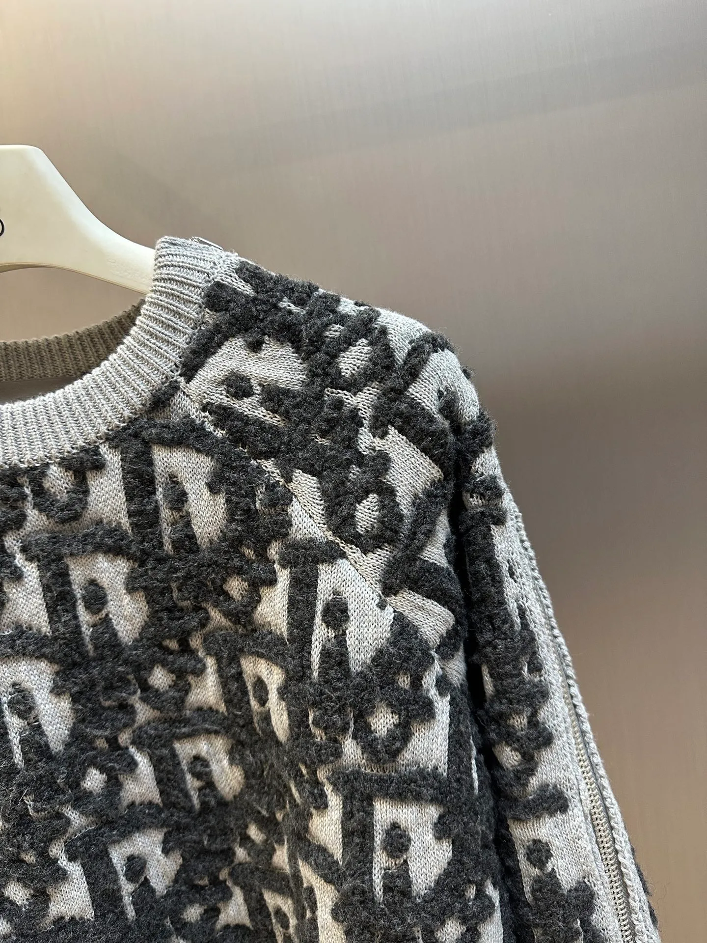 🅿️680 Dior Jay Chou matching jacquard sweater, double-sided jacquard zipper knitting, made of white sheep wool blended fabric. Ribbed round neck double zipper opening and closing design, the entire weaving method is imported machines, the side zippers are hand-sewn, versatile and fashionable size: xs s m l