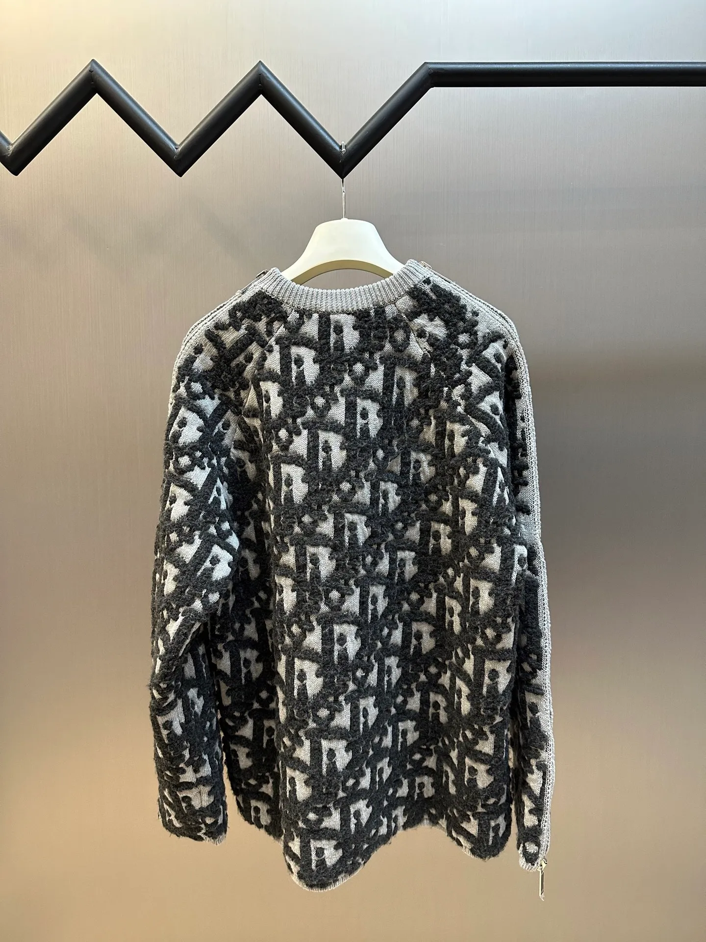 🅿️680 Dior Jay Chou matching jacquard sweater, double-sided jacquard zipper knitting, made of white sheep wool blended fabric. Ribbed round neck double zipper opening and closing design, the entire weaving method is imported machines, the side zippers are hand-sewn, versatile and fashionable size: xs s m l