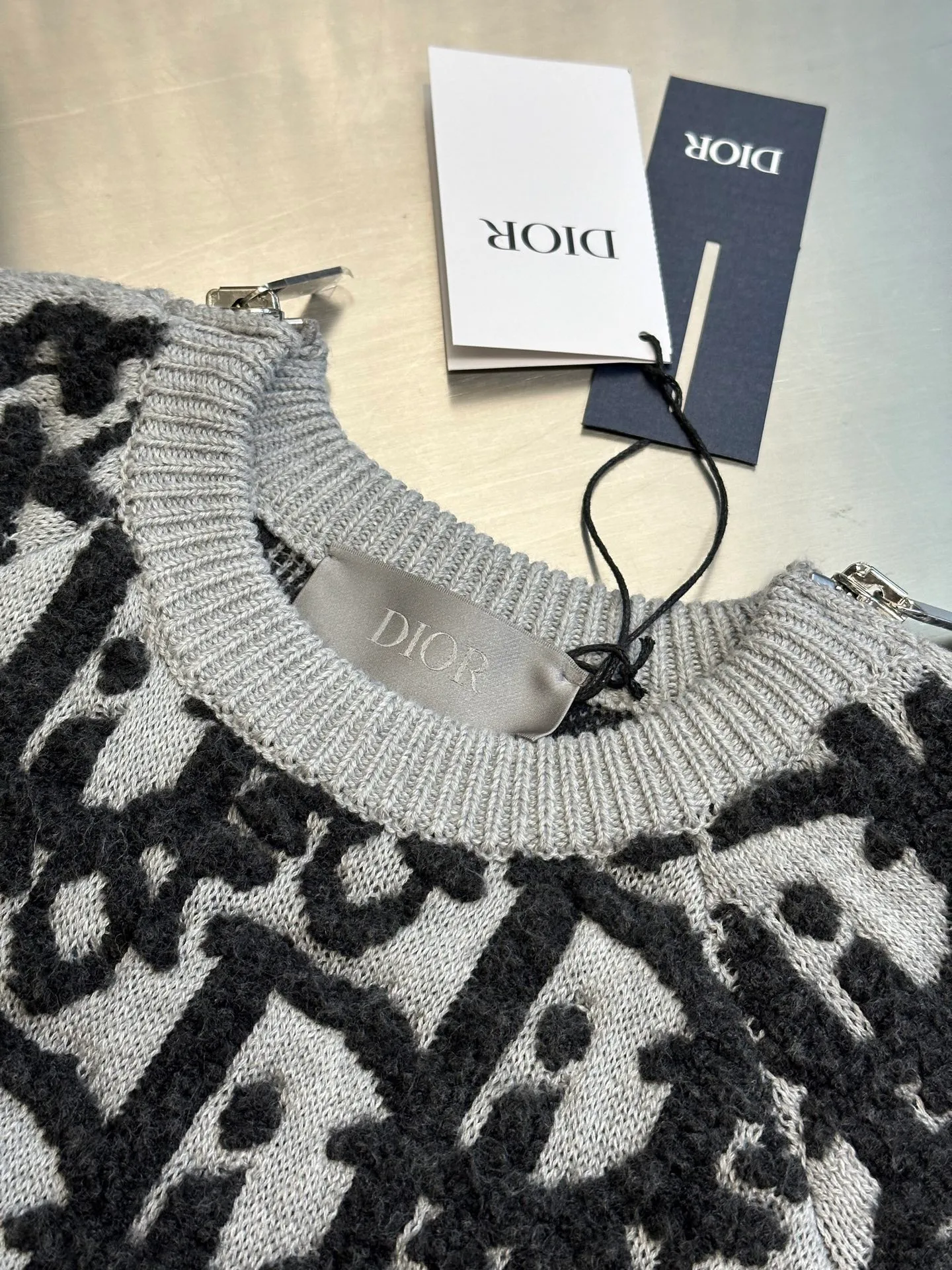 🅿️680 Dior Jay Chou matching jacquard sweater, double-sided jacquard zipper knitting, made of white sheep wool blended fabric. Ribbed round neck double zipper opening and closing design, the entire weaving method is imported machines, the side zippers are hand-sewn, versatile and fashionable size: xs s m l
