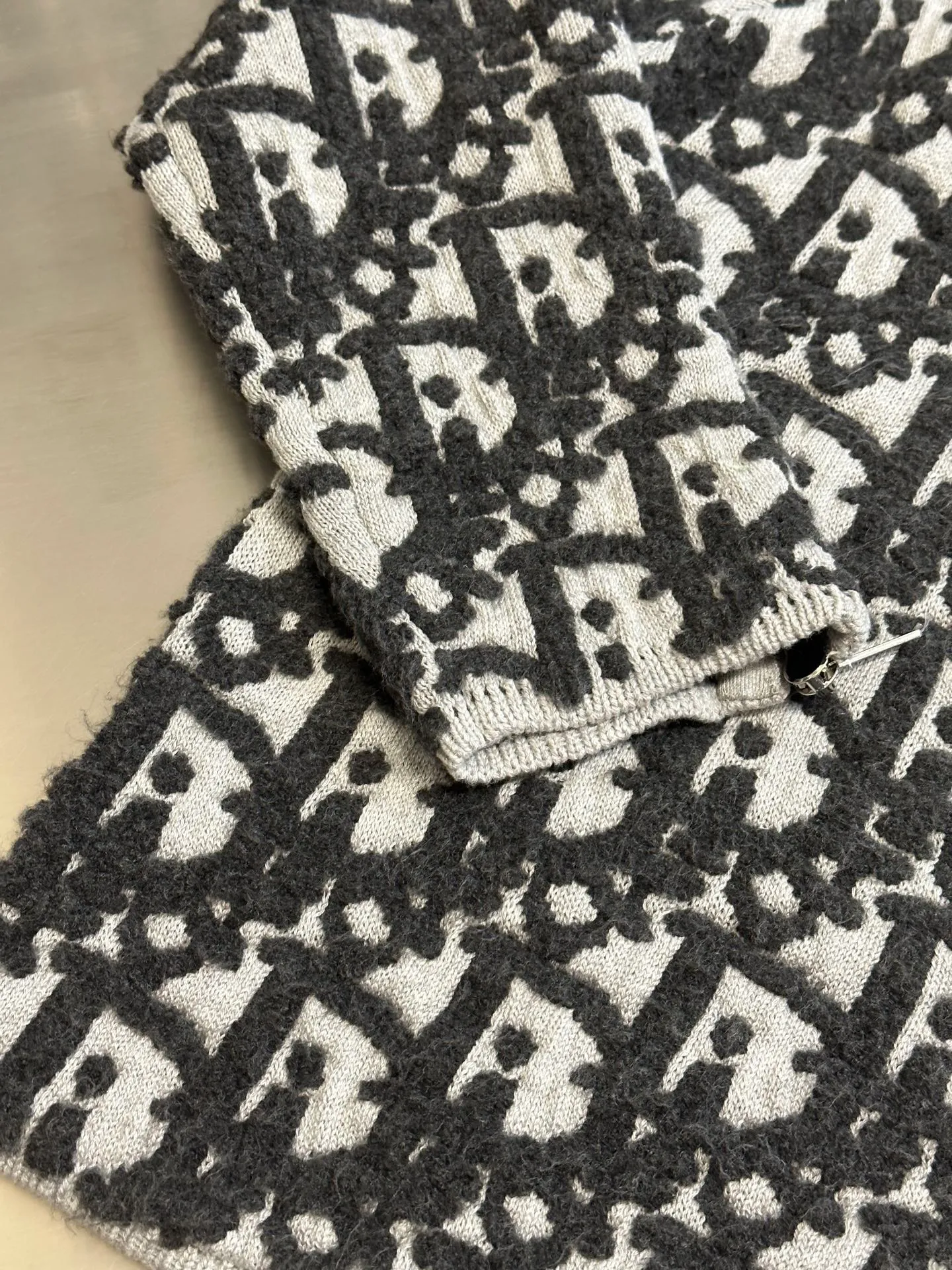 🅿️680 Dior Jay Chou matching jacquard sweater, double-sided jacquard zipper knitting, made of white sheep wool blended fabric. Ribbed round neck double zipper opening and closing design, the entire weaving method is imported machines, the side zippers are hand-sewn, versatile and fashionable size: xs s m l