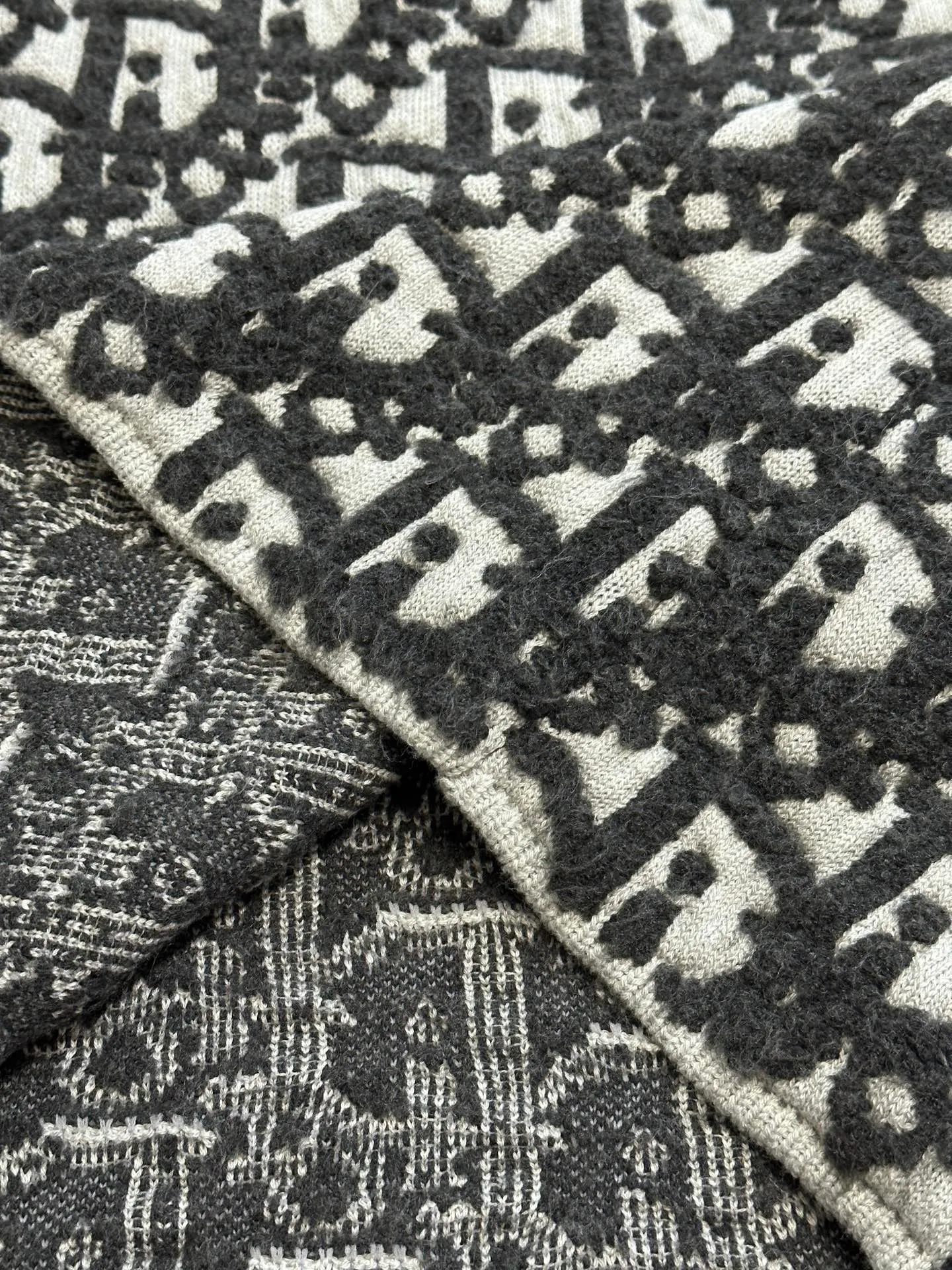 🅿️680 Dior Jay Chou matching jacquard sweater, double-sided jacquard zipper knitting, made of white sheep wool blended fabric. Ribbed round neck double zipper opening and closing design, the entire weaving method is imported machines, the side zippers are hand-sewn, versatile and fashionable size: xs s m l