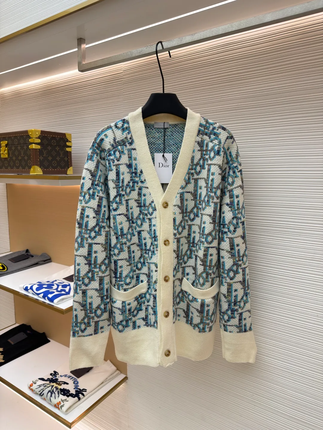 Dior presbyopic woolen cardigan ●Original version: purchased and developed for 15500 ●Item number: 1681283-B05 ●Fabric: wool blended fabric ●Technology: jacquard weaving ●Version: fitted version ●Weight: about 740 grams ●Size: S-M-L ●Description: The wool is custom-dyed with imported premium 100% wool yarn, and jacquard weaving is carried out using an imported 5-gauge wool loom. A single piece takes 190 minutes, and is woven at a parallel and even speed. The whole piece of clothing is clear. The drawings are drawn by experienced masters, and the pattern is positioned according to YB. Specific three-label washing. The overall wiring is straight and delicate. The fabric is comfortable and soft, and the color is consistent without color difference. It can be matched with the same style to create a fashionable look, and can be used in various occasions. Customized accessories, complete with three standards, same style for men and women!