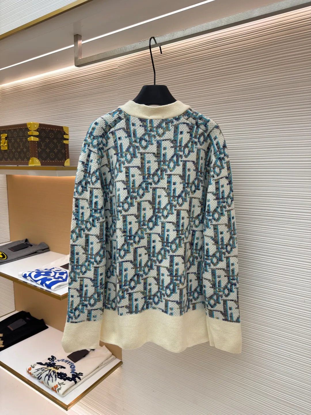 Dior presbyopic woolen cardigan ●Original version: purchased and developed for 15500 ●Item number: 1681283-B05 ●Fabric: wool blended fabric ●Technology: jacquard weaving ●Version: fitted version ●Weight: about 740 grams ●Size: S-M-L ●Description: The wool is custom-dyed with imported premium 100% wool yarn, and jacquard weaving is carried out using an imported 5-gauge wool loom. A single piece takes 190 minutes, and is woven at a parallel and even speed. The whole piece of clothing is clear. The drawings are drawn by experienced masters, and the pattern is positioned according to YB. Specific three-label washing. The overall wiring is straight and delicate. The fabric is comfortable and soft, and the color is consistent without color difference. It can be matched with the same style to create a fashionable look, and can be used in various occasions. Customized accessories, complete with three standards, same style for men and women!