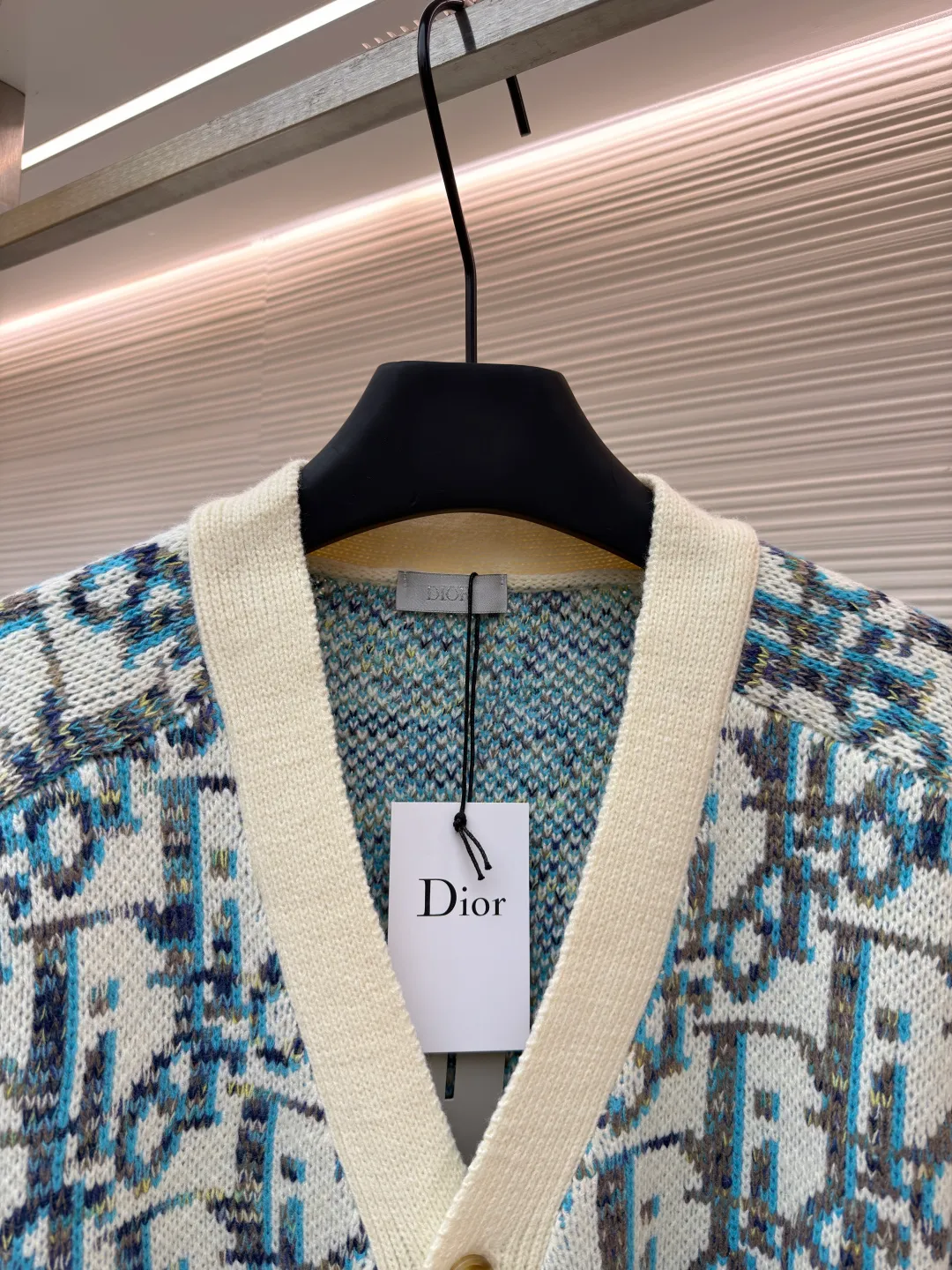 Dior presbyopic woolen cardigan ●Original version: purchased and developed for 15500 ●Item number: 1681283-B05 ●Fabric: wool blended fabric ●Technology: jacquard weaving ●Version: fitted version ●Weight: about 740 grams ●Size: S-M-L ●Description: The wool is custom-dyed with imported premium 100% wool yarn, and jacquard weaving is carried out using an imported 5-gauge wool loom. A single piece takes 190 minutes, and is woven at a parallel and even speed. The whole piece of clothing is clear. The drawings are drawn by experienced masters, and the pattern is positioned according to YB. Specific three-label washing. The overall wiring is straight and delicate. The fabric is comfortable and soft, and the color is consistent without color difference. It can be matched with the same style to create a fashionable look, and can be used in various occasions. Customized accessories, complete with three standards, same style for men and women!