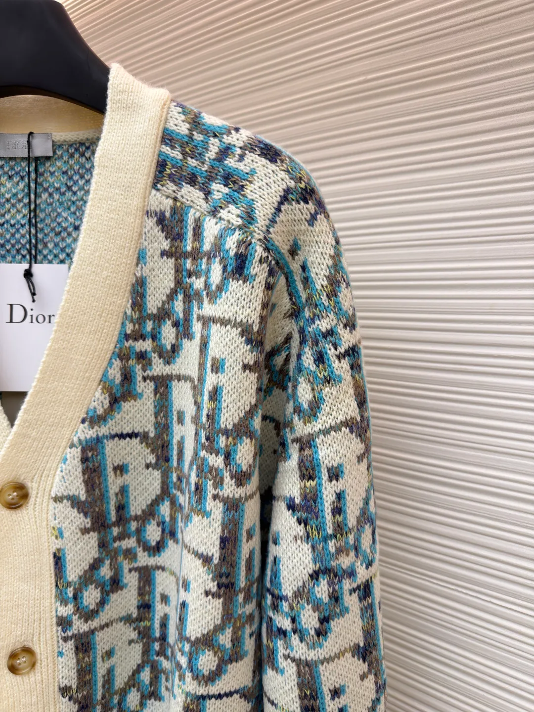 Dior presbyopic woolen cardigan ●Original version: purchased and developed for 15500 ●Item number: 1681283-B05 ●Fabric: wool blended fabric ●Technology: jacquard weaving ●Version: fitted version ●Weight: about 740 grams ●Size: S-M-L ●Description: The wool is custom-dyed with imported premium 100% wool yarn, and jacquard weaving is carried out using an imported 5-gauge wool loom. A single piece takes 190 minutes, and is woven at a parallel and even speed. The whole piece of clothing is clear. The drawings are drawn by experienced masters, and the pattern is positioned according to YB. Specific three-label washing. The overall wiring is straight and delicate. The fabric is comfortable and soft, and the color is consistent without color difference. It can be matched with the same style to create a fashionable look, and can be used in various occasions. Customized accessories, complete with three standards, same style for men and women!