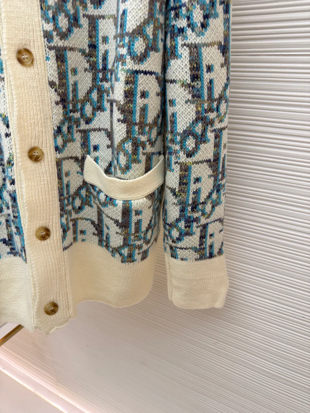 Dior presbyopic woolen cardigan ●Original version: purchased and developed for 15500 ●Item number: 1681283-B05 ●Fabric: wool blended fabric ●Technology: jacquard weaving ●Version: fitted version ●Weight: about 740 grams ●Size: S-M-L ●Description: The wool is custom-dyed with imported premium 100% wool yarn, and jacquard weaving is carried out using an imported 5-gauge wool loom. A single piece takes 190 minutes, and is woven at a parallel and even speed. The whole piece of clothing is clear. The drawings are drawn by experienced masters, and the pattern is positioned according to YB. Specific three-label washing. The overall wiring is straight and delicate. The fabric is comfortable and soft, and the color is consistent without color difference. It can be matched with the same style to create a fashionable look, and can be used in various occasions. Customized accessories, complete with three standards, same style for men and women!