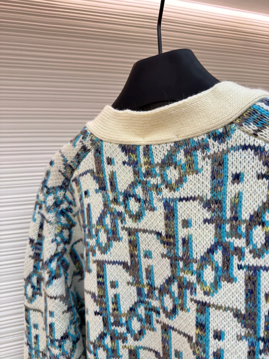 Dior presbyopic woolen cardigan ●Original version: purchased and developed for 15500 ●Item number: 1681283-B05 ●Fabric: wool blended fabric ●Technology: jacquard weaving ●Version: fitted version ●Weight: about 740 grams ●Size: S-M-L ●Description: The wool is custom-dyed with imported premium 100% wool yarn, and jacquard weaving is carried out using an imported 5-gauge wool loom. A single piece takes 190 minutes, and is woven at a parallel and even speed. The whole piece of clothing is clear. The drawings are drawn by experienced masters, and the pattern is positioned according to YB. Specific three-label washing. The overall wiring is straight and delicate. The fabric is comfortable and soft, and the color is consistent without color difference. It can be matched with the same style to create a fashionable look, and can be used in various occasions. Customized accessories, complete with three standards, same style for men and women!
