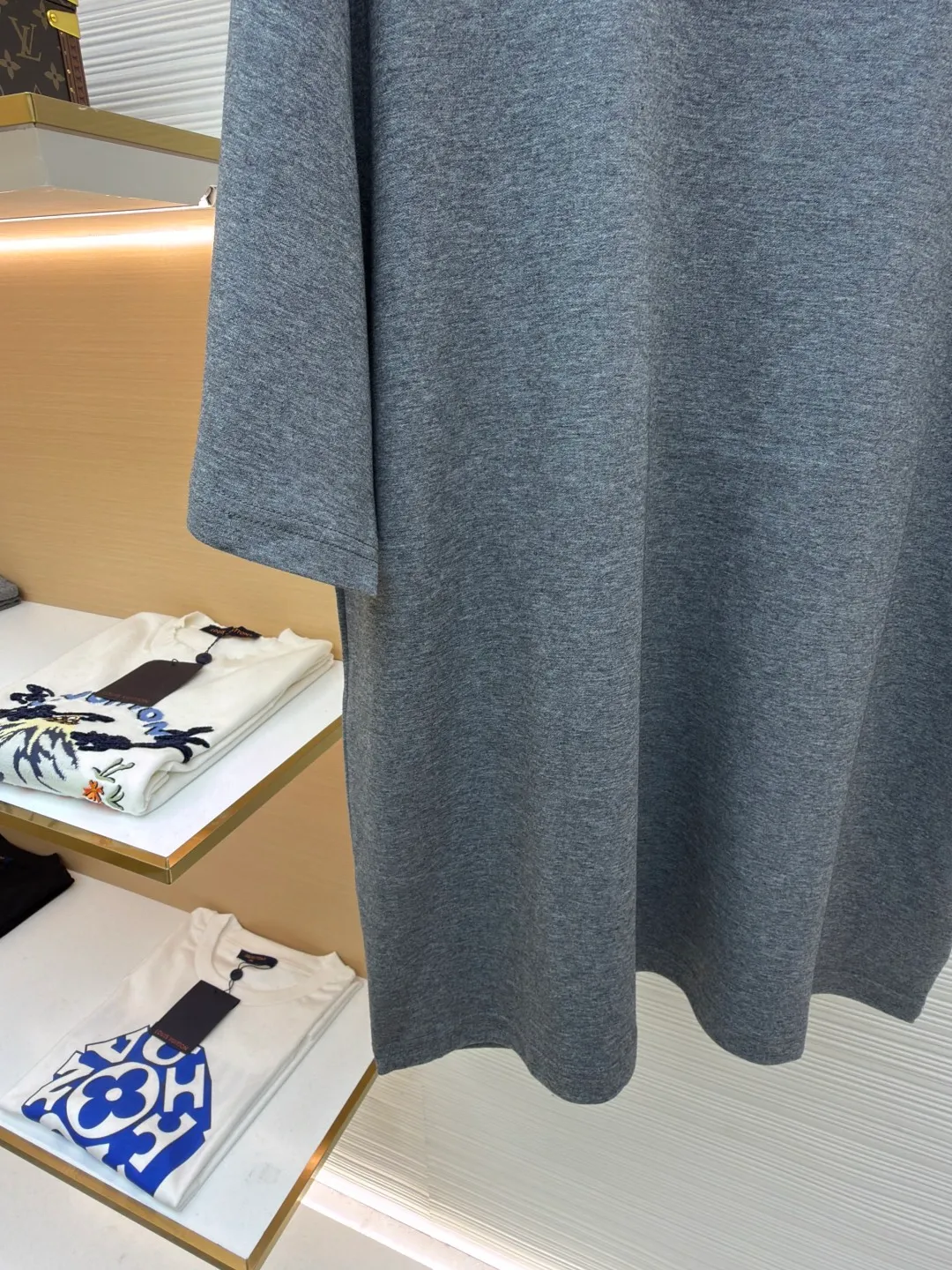 Prada chest triangle logo short sleeves ●Original version: 8000 purchase and development ●Item number: 1682413-A00 ●Fabric: cotton fabric ●Technology: infrared positioning production ●Color: gray ●Version: fitted version ●Weight: about 310 grams ●Size: S-M-L-XL ●Description: Customized mercerized hydrogen and oxygen liquid ammonia double-sided satin, breathable and refreshing, comfortable and skin-friendly. The iconic Prada triangle logo embellishes the chest to highlight the brand charm The unique design of splicing the triangle area of the neckline creates a full sense of layering. It shocks your vision with a minimalist design and highlights luxury in a low-key manner. The infrared positioning of the "Prada triangle mark" is made using an imported special machine to make the position more precise and firm. Manual point splicing of the triangular area is carried out with the triangular fabric through precise point selection to ensure that the triangular area is uniformly positioned. The fabrics have been washed and have a better hand feel and texture. It is not easy to deform, shrink or fade, and maintains long-term beauty. The overall wiring is straight and delicate, the fabric is comfortable and soft, and the color is consistent without color difference. It can be matched with the same style to create a fashionable look and control various occasions. Customized accessories, complete with three standards, same style for men and women!