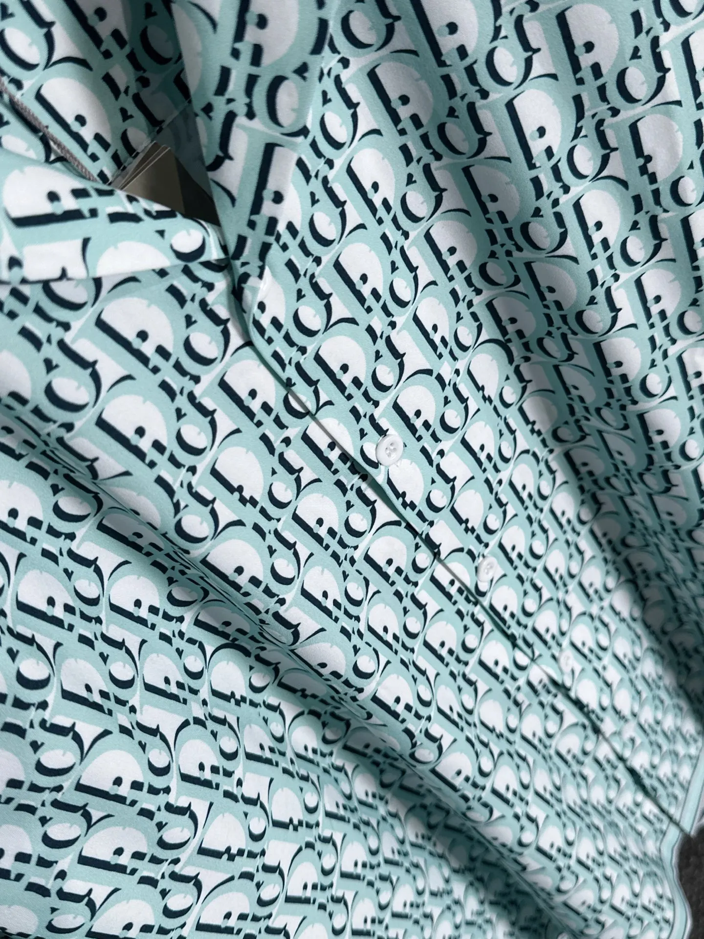 🅿️400 Dior 2025 summer classic LOGO design full-print suit, light and thin cotton full-body digital printing, made of high-quality polyester fiber fabrics, pants with breathable mesh lining, carefully created standard version, can be matched separately with clothes, versatile style for leisure time! The classic logo on the whole body is very eye-catching, showing a sense of luxury and style, becoming a classic and mainstream style that never goes out of style and is elegant! Extremely handsome, classic and heroic. Same style for men and women. Size: M-3XL (Please note your height and weight when placing an order)