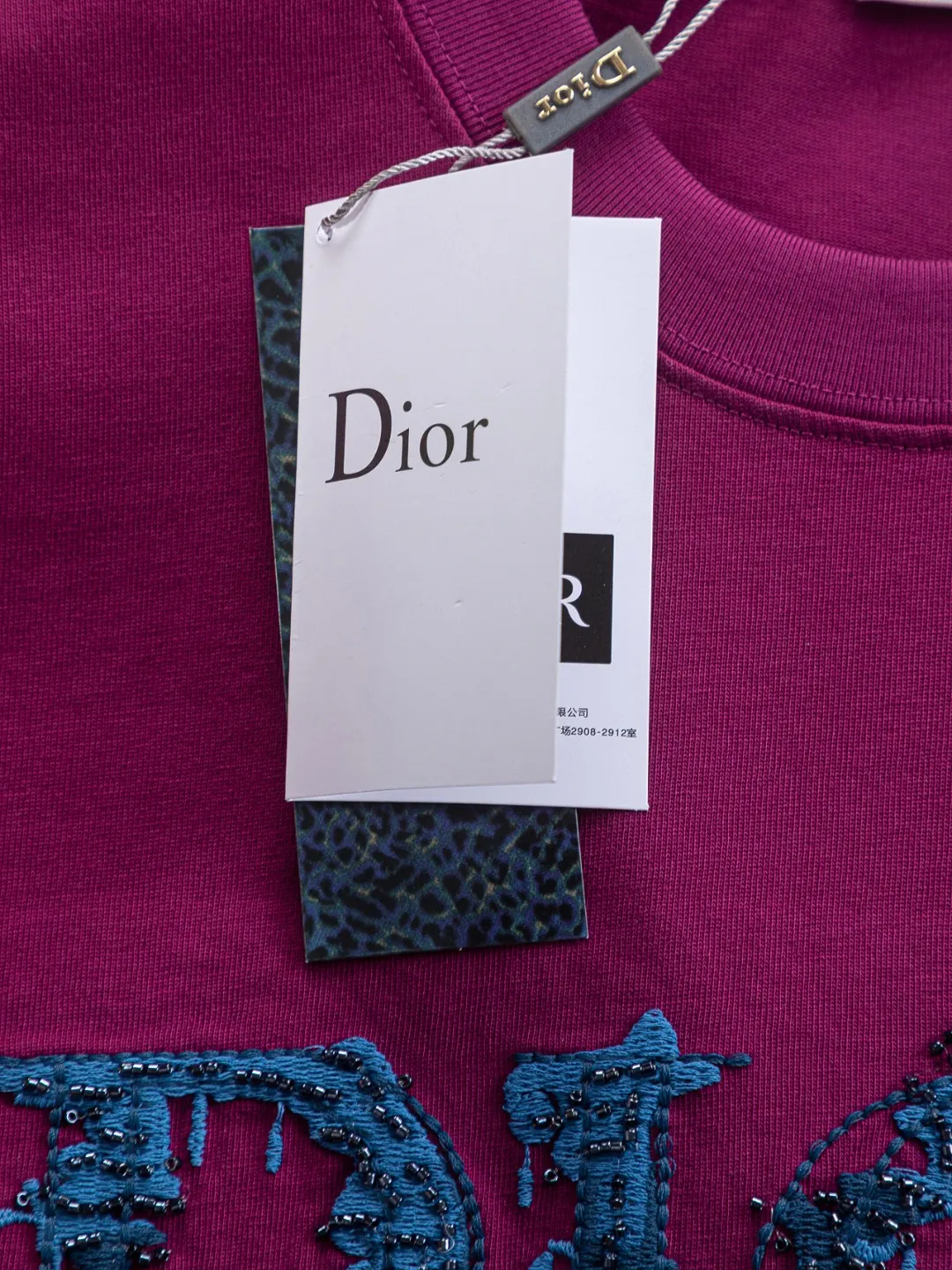 🅿️210 DIOR Dior Dior CD micro wide version S-XL Dior 26ss official website is always unbeatable classic style permanent boutique counter eternal co-branded floral letter patch on the chest 🪡 embroidery + velvet simple letters large logo on the back 🪡 embroidered logo heavy craftsmanship same style short-sleeved T-shirt, cotton blended terry jersey fabric, original development This is from the 2025 beachwear limited series. The full-logo jacquard towel highlights the classic Obliave flower. It is matched with an S-shaped round neck and topstitching. It is unique. The whole body is decorated with obliqve jacquard. The ribbed round neck is matched with V-shaped topstitching. Customized accessories. The whole body is customized and developed according to the Y-panel... Complete with three standards, it can control various styles and pay tribute to Dior's historic year! Coupled with the blessing of full-flower cotton material, both the upper body comfort and the existence are unparalleled. It can be said to be a must-have companion in summer. The excellent breathability and comfortable wearing feeling are unparalleled~ Recommended! ! Same style for men and women! Color: Black White Blue Purple Size: S-XL Size chart: S: Shoulder width 50-Bust 56-Length 70 M: Shoulder width 52-Bust 57-Length 72 L: Shoulder width 54-Bust 59-Length 74 XL: Shoulder width 56-Bust 62-Length 76
