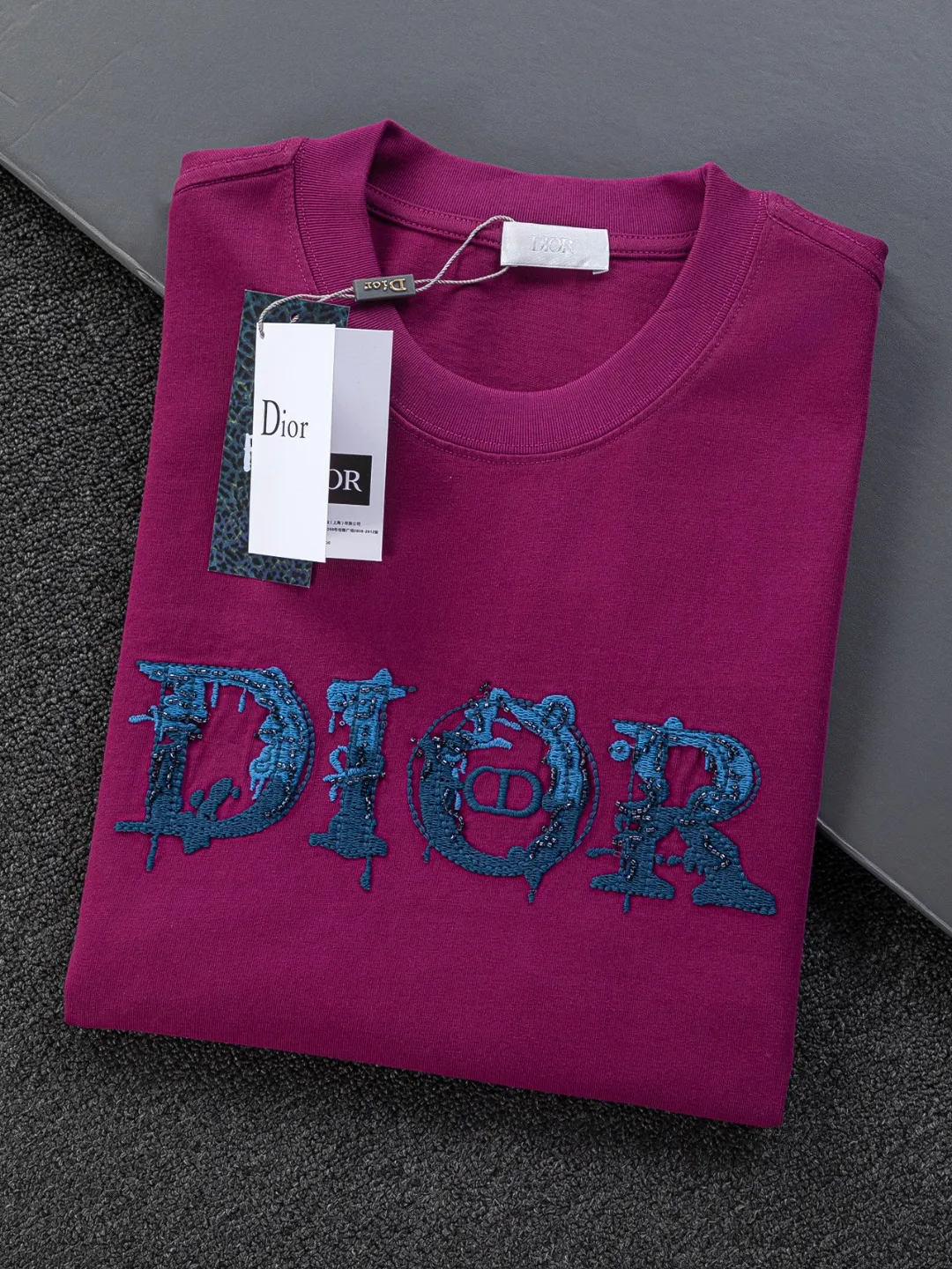 🅿️210 DIOR Dior Dior CD micro wide version S-XL Dior 26ss official website is always unbeatable classic style permanent boutique counter eternal co-branded floral letter patch on the chest 🪡 embroidery + velvet simple letters large logo on the back 🪡 embroidered logo heavy craftsmanship same style short-sleeved T-shirt, cotton blended terry jersey fabric, original development This is from the 2025 beachwear limited series. The full-logo jacquard towel highlights the classic Obliave flower. It is matched with an S-shaped round neck and topstitching. It is unique. The whole body is decorated with obliqve jacquard. The ribbed round neck is matched with V-shaped topstitching. Customized accessories. The whole body is customized and developed according to the Y-panel... Complete with three standards, it can control various styles and pay tribute to Dior's historic year! Coupled with the blessing of full-flower cotton material, both the upper body comfort and the existence are unparalleled. It can be said to be a must-have companion in summer. The excellent breathability and comfortable wearing feeling are unparalleled~ Recommended! ! Same style for men and women! Color: Black White Blue Purple Size: S-XL Size chart: S: Shoulder width 50-Bust 56-Length 70 M: Shoulder width 52-Bust 57-Length 72 L: Shoulder width 54-Bust 59-Length 74 XL: Shoulder width 56-Bust 62-Length 76