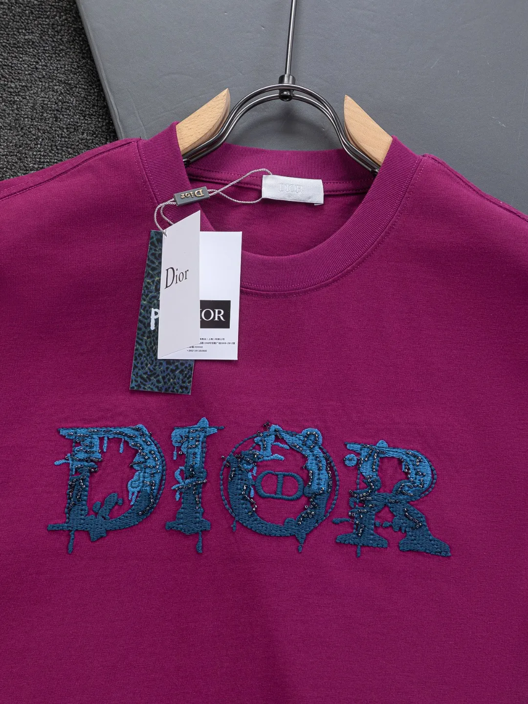 🅿️210 DIOR Dior Dior CD micro wide version S-XL Dior 26ss official website is always unbeatable classic style permanent boutique counter eternal co-branded floral letter patch on the chest 🪡 embroidery + velvet simple letters large logo on the back 🪡 embroidered logo heavy craftsmanship same style short-sleeved T-shirt, cotton blended terry jersey fabric, original development This is from the 2025 beachwear limited series. The full-logo jacquard towel highlights the classic Obliave flower. It is matched with an S-shaped round neck and topstitching. It is unique. The whole body is decorated with obliqve jacquard. The ribbed round neck is matched with V-shaped topstitching. Customized accessories. The whole body is customized and developed according to the Y-panel... Complete with three standards, it can control various styles and pay tribute to Dior's historic year! Coupled with the blessing of full-flower cotton material, both the upper body comfort and the existence are unparalleled. It can be said to be a must-have companion in summer. The excellent breathability and comfortable wearing feeling are unparalleled~ Recommended! ! Same style for men and women! Color: Black White Blue Purple Size: S-XL Size chart: S: Shoulder width 50-Bust 56-Length 70 M: Shoulder width 52-Bust 57-Length 72 L: Shoulder width 54-Bust 59-Length 74 XL: Shoulder width 56-Bust 62-Length 76