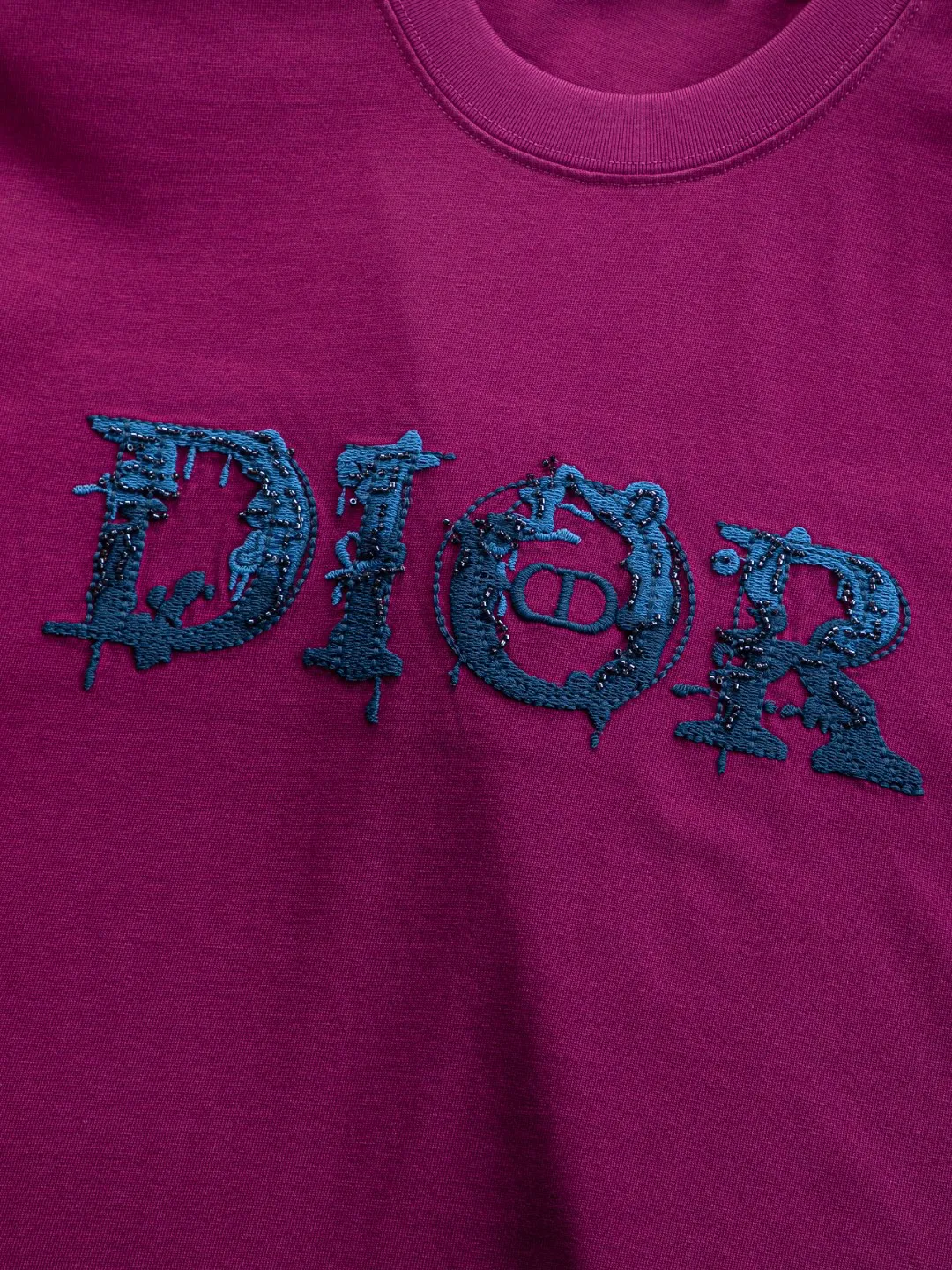 🅿️210 DIOR Dior Dior CD micro wide version S-XL Dior 26ss official website is always unbeatable classic style permanent boutique counter eternal co-branded floral letter patch on the chest 🪡 embroidery + velvet simple letters large logo on the back 🪡 embroidered logo heavy craftsmanship same style short-sleeved T-shirt, cotton blended terry jersey fabric, original development This is from the 2025 beachwear limited series. The full-logo jacquard towel highlights the classic Obliave flower. It is matched with an S-shaped round neck and topstitching. It is unique. The whole body is decorated with obliqve jacquard. The ribbed round neck is matched with V-shaped topstitching. Customized accessories. The whole body is customized and developed according to the Y-panel... Complete with three standards, it can control various styles and pay tribute to Dior's historic year! Coupled with the blessing of full-flower cotton material, both the upper body comfort and the existence are unparalleled. It can be said to be a must-have companion in summer. The excellent breathability and comfortable wearing feeling are unparalleled~ Recommended! ! Same style for men and women! Color: Black White Blue Purple Size: S-XL Size chart: S: Shoulder width 50-Bust 56-Length 70 M: Shoulder width 52-Bust 57-Length 72 L: Shoulder width 54-Bust 59-Length 74 XL: Shoulder width 56-Bust 62-Length 76