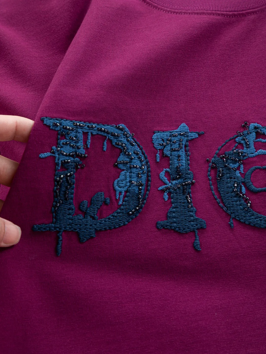 🅿️210 DIOR Dior Dior CD micro wide version S-XL Dior 26ss official website is always unbeatable classic style permanent boutique counter eternal co-branded floral letter patch on the chest 🪡 embroidery + velvet simple letters large logo on the back 🪡 embroidered logo heavy craftsmanship same style short-sleeved T-shirt, cotton blended terry jersey fabric, original development This is from the 2025 beachwear limited series. The full-logo jacquard towel highlights the classic Obliave flower. It is matched with an S-shaped round neck and topstitching. It is unique. The whole body is decorated with obliqve jacquard. The ribbed round neck is matched with V-shaped topstitching. Customized accessories. The whole body is customized and developed according to the Y-panel... Complete with three standards, it can control various styles and pay tribute to Dior's historic year! Coupled with the blessing of full-flower cotton material, both the upper body comfort and the existence are unparalleled. It can be said to be a must-have companion in summer. The excellent breathability and comfortable wearing feeling are unparalleled~ Recommended! ! Same style for men and women! Color: Black White Blue Purple Size: S-XL Size chart: S: Shoulder width 50-Bust 56-Length 70 M: Shoulder width 52-Bust 57-Length 72 L: Shoulder width 54-Bust 59-Length 74 XL: Shoulder width 56-Bust 62-Length 76
