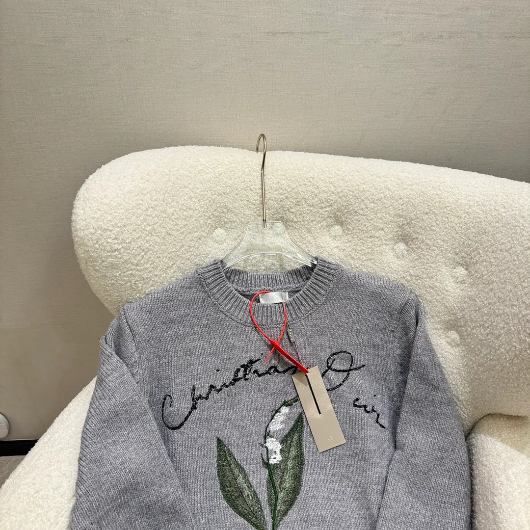 🅿️380 🀄️ DIOR Dio 2024 new autumn and winter new handmade shirt is decorated with exquisite lily of the valley flower embroidery, embellished with handwritten style Cistian logo and Lily of the Valley words to pay tribute to the beauty of plants. It is carefully made of gray blended plain handmade fabric with ribbed round neck, hem and cuffs. Special wool blended pilling yarn has a ball-by-ball effect. The color of light floral gray requires dyed yarn and the softness of the wool must be achieved. The yarn production period is 1 month. The embroidery is made of 12 colors. Real 10,000-needle embroidery. The full three-dimensionality is visible to the naked eye. In addition, the unique chain embroidery, flat embroidery and hollow embroidery are combined with multiple techniques to show the classic charm. It can be paired with jeans to create an everyday look or with trousers to create a more formal look. Cistian lily of the valley embroidered ribbed round neck, cuffs and hem