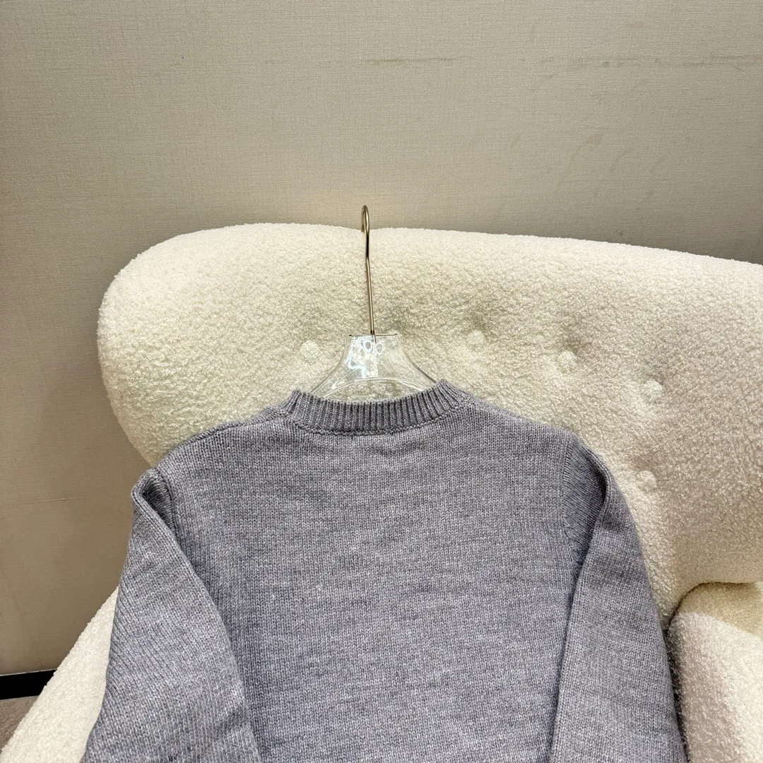 🅿️380 🀄️ DIOR Dio 2024 new autumn and winter new handmade shirt is decorated with exquisite lily of the valley flower embroidery, embellished with handwritten style Cistian logo and Lily of the Valley words to pay tribute to the beauty of plants. It is carefully made of gray blended plain handmade fabric with ribbed round neck, hem and cuffs. Special wool blended pilling yarn has a ball-by-ball effect. The color of light floral gray requires dyed yarn and the softness of the wool must be achieved. The yarn production period is 1 month. The embroidery is made of 12 colors. Real 10,000-needle embroidery. The full three-dimensionality is visible to the naked eye. In addition, the unique chain embroidery, flat embroidery and hollow embroidery are combined with multiple techniques to show the classic charm. It can be paired with jeans to create an everyday look or with trousers to create a more formal look. Cistian lily of the valley embroidered ribbed round neck, cuffs and hem