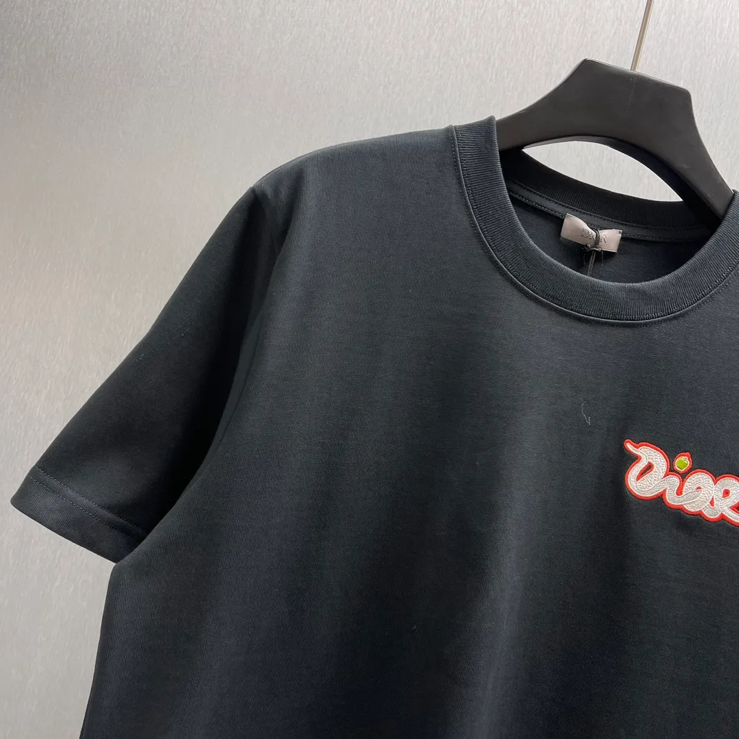 🅿️250 🧧CD pink snake small embroidery T Size: S-XL This T-shirt is from the DIOR AND KAWS limited series. Crafted from black cotton jersey and decorated with DIOR AND KAWS embroidery, the Dior logo is reinterpreted as a colorful snake. Wear it with the limited-edition trousers for a sophisticated look.