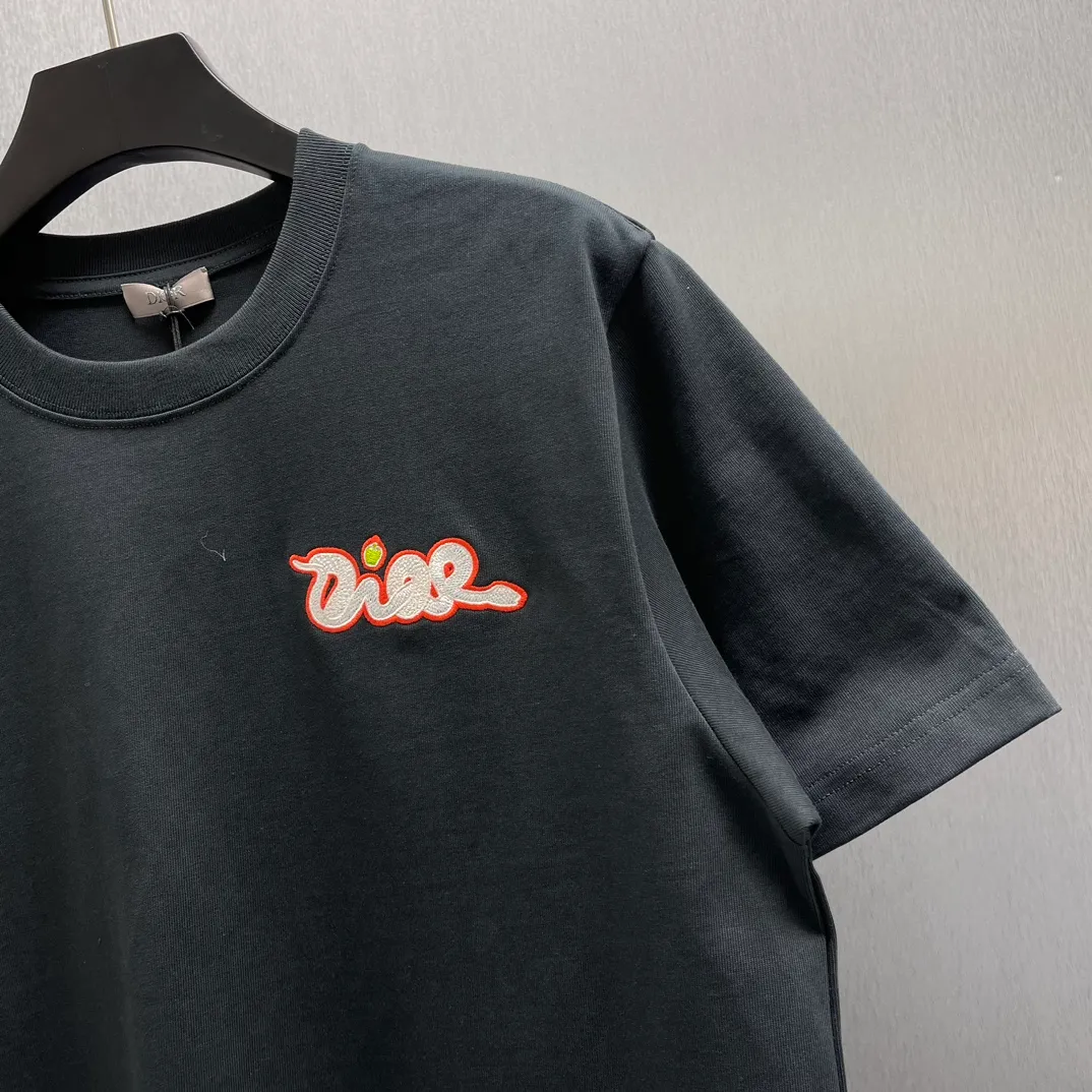 🅿️250 🧧CD pink snake small embroidery T Size: S-XL This T-shirt is from the DIOR AND KAWS limited series. Crafted from black cotton jersey and decorated with DIOR AND KAWS embroidery, the Dior logo is reinterpreted as a colorful snake. Wear it with the limited-edition trousers for a sophisticated look.
