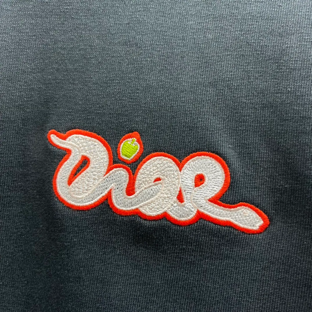 🅿️250 🧧CD pink snake small embroidery T Size: S-XL This T-shirt is from the DIOR AND KAWS limited series. Crafted from black cotton jersey and decorated with DIOR AND KAWS embroidery, the Dior logo is reinterpreted as a colorful snake. Wear it with the limited-edition trousers for a sophisticated look.