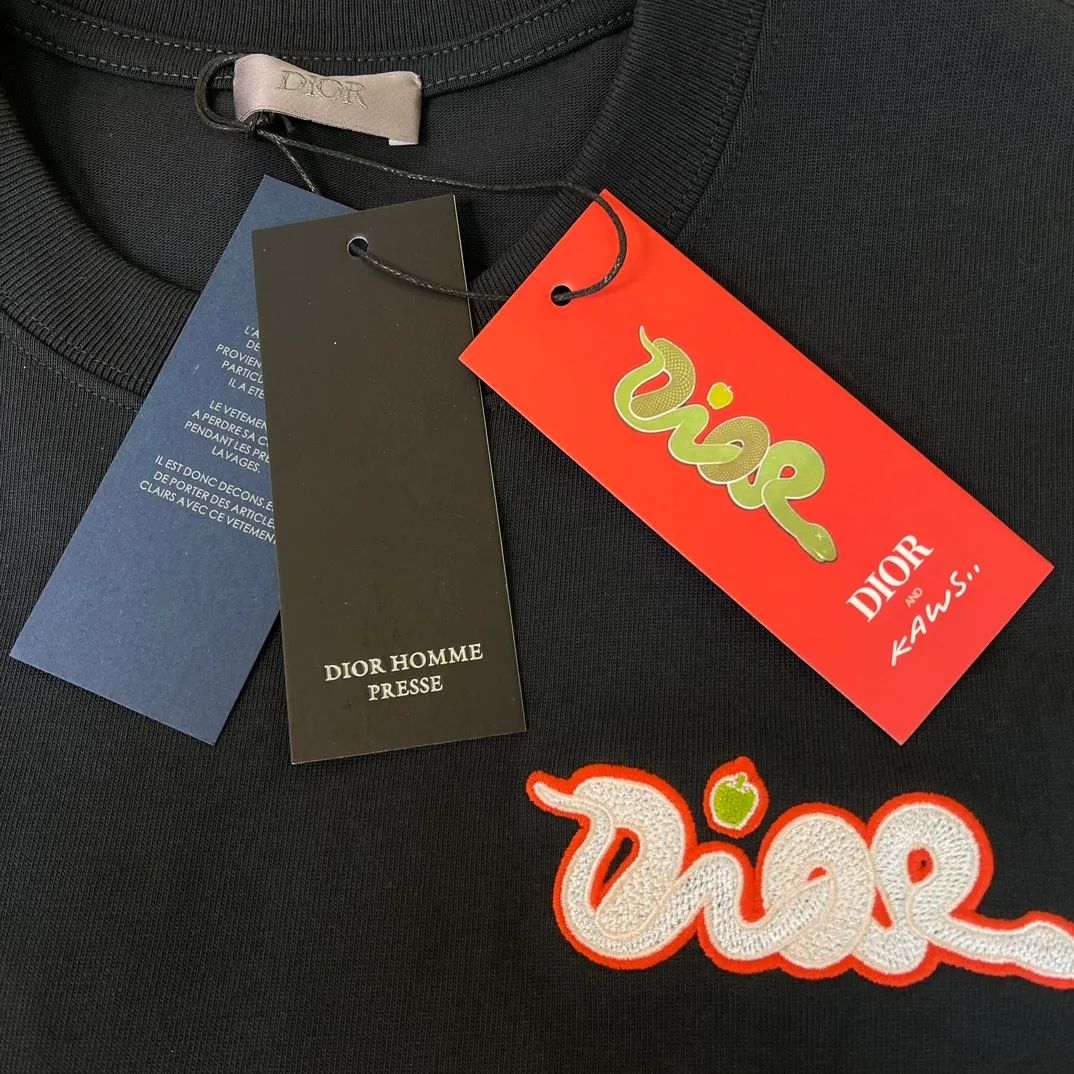 🅿️250 🧧CD pink snake small embroidery T Size: S-XL This T-shirt is from the DIOR AND KAWS limited series. Crafted from black cotton jersey and decorated with DIOR AND KAWS embroidery, the Dior logo is reinterpreted as a colorful snake. Wear it with the limited-edition trousers for a sophisticated look.