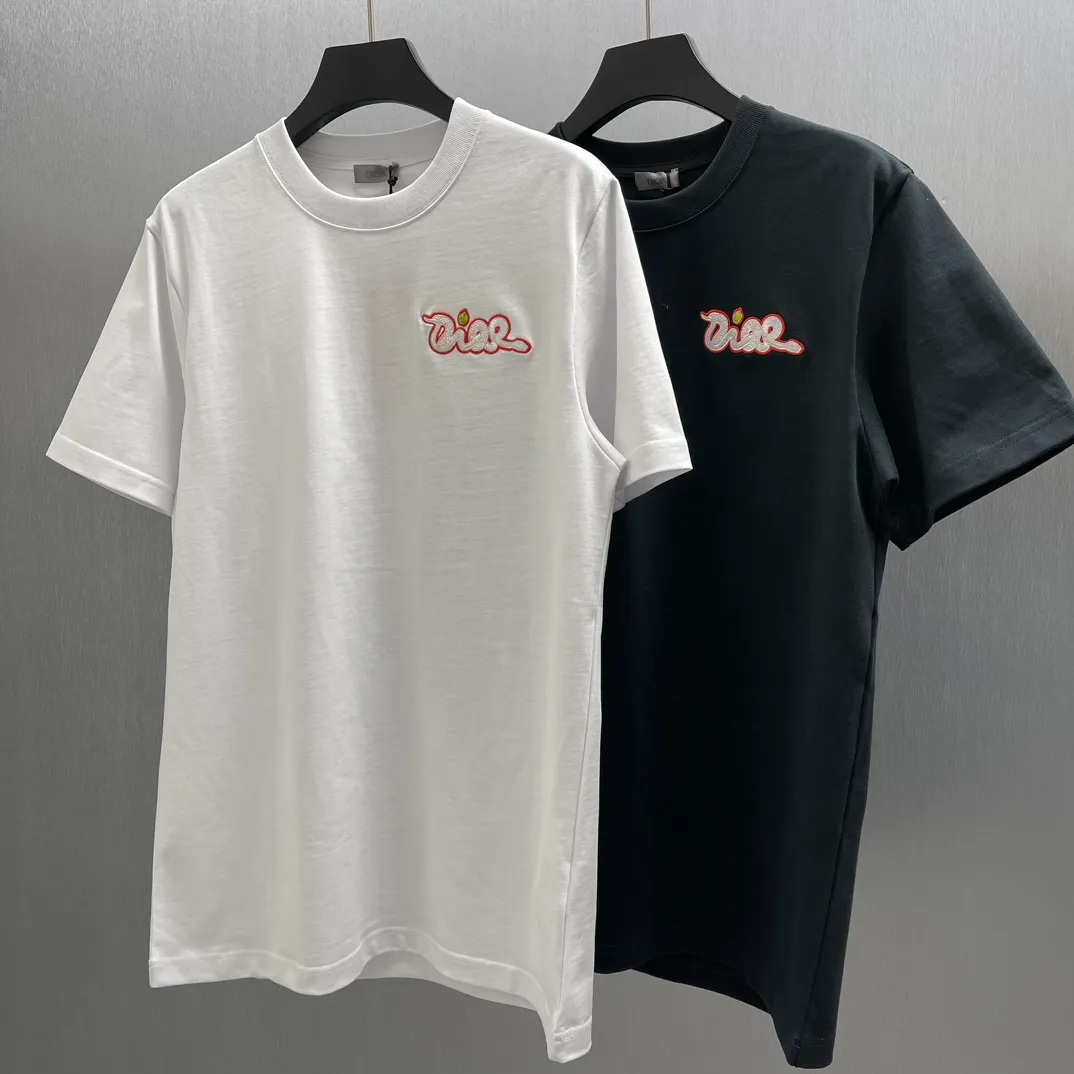 🅿️250 🧧CD pink snake small embroidery T Size: S-XL This T-shirt is from the DIOR AND KAWS limited series. Crafted from black cotton jersey and decorated with DIOR AND KAWS embroidery, the Dior logo is reinterpreted as a colorful snake. Wear it with the limited-edition trousers for a sophisticated look.