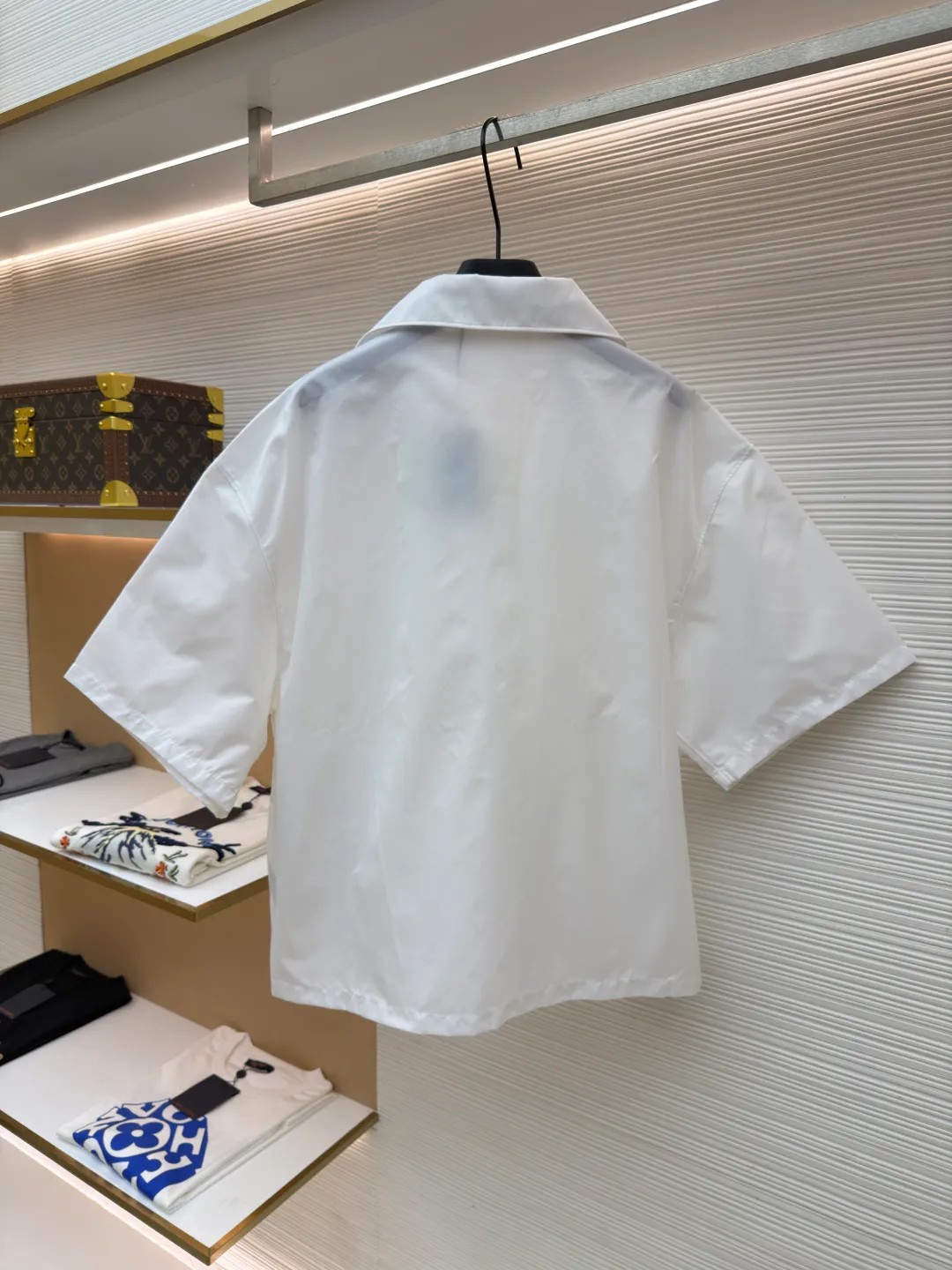 Prada triangle logo short-sleeved shirt ●Original version: Purchased and developed for 11700 ●Item number: 1682390-A50 ●Fabric: Regenerated nylon fabric ●Technology: Positioning cutting machine production ●Color: white ●Version: Fitted version ●Weight: about 275 grams ●Size: S-M-L-XL ●Description: Customized regenerated nylon yarn fabric, smooth and delicate, comfortable and close to the skin, a touch of simple white, as pure as ever, elegant and self-evident The iconic triangle logo embellishes the chest, highlighting the elegance and nobility of the brand. The distinctive bowling shirt-style collar meets precision snap buttons, a two-way deconstruction of elegance and power, using deconstruction to redefine the rational romance of modern men's clothing. The infrared positioning of the "Prada triangle mark" by an imported special machine is more accurate. It is firm and strong, and the three-dimensional cutting of the human body returns to the traditional craftsmanship through segmentation, folding, shrinking and stretching. The so-called slow work produces fine work, which is the respect for the material and the pursuit of hand feel. The workmanship is complex and tedious, slow in time and high in loss. The use of side-turning and embedded stitching stitching technology can provide high-quality stitching results that are smooth and neat. The overall wiring is straight and delicate, the fabric is comfortable and soft, and the color is consistent without color difference. It can be matched with the same style to create a fashionable look and control various occasions. Customized accessories, complete with three standards, same style for men and women!