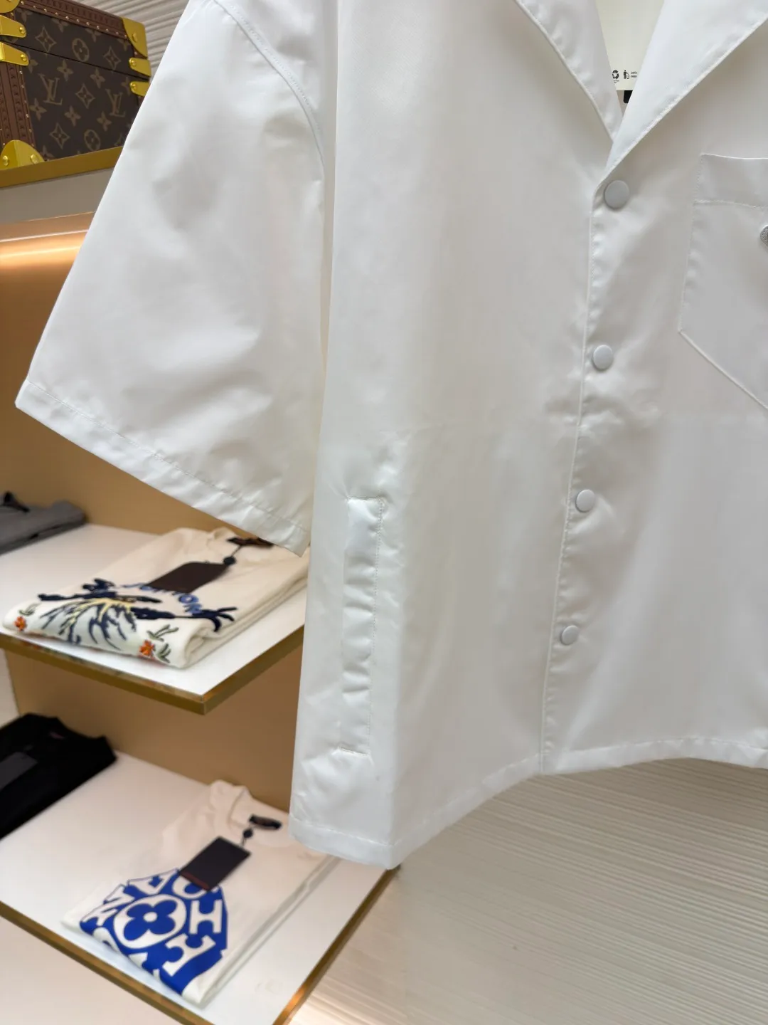 Prada triangle logo short-sleeved shirt ●Original version: Purchased and developed for 11700 ●Item number: 1682390-A50 ●Fabric: Regenerated nylon fabric ●Technology: Positioning cutting machine production ●Color: white ●Version: Fitted version ●Weight: about 275 grams ●Size: S-M-L-XL ●Description: Customized regenerated nylon yarn fabric, smooth and delicate, comfortable and close to the skin, a touch of simple white, as pure as ever, elegant and self-evident The iconic triangle logo embellishes the chest, highlighting the elegance and nobility of the brand. The distinctive bowling shirt-style collar meets precision snap buttons, a two-way deconstruction of elegance and power, using deconstruction to redefine the rational romance of modern men's clothing. The infrared positioning of the "Prada triangle mark" by an imported special machine is more accurate. It is firm and strong, and the three-dimensional cutting of the human body returns to the traditional craftsmanship through segmentation, folding, shrinking and stretching. The so-called slow work produces fine work, which is the respect for the material and the pursuit of hand feel. The workmanship is complex and tedious, slow in time and high in loss. The use of side-turning and embedded stitching stitching technology can provide high-quality stitching results that are smooth and neat. The overall wiring is straight and delicate, the fabric is comfortable and soft, and the color is consistent without color difference. It can be matched with the same style to create a fashionable look and control various occasions. Customized accessories, complete with three standards, same style for men and women!