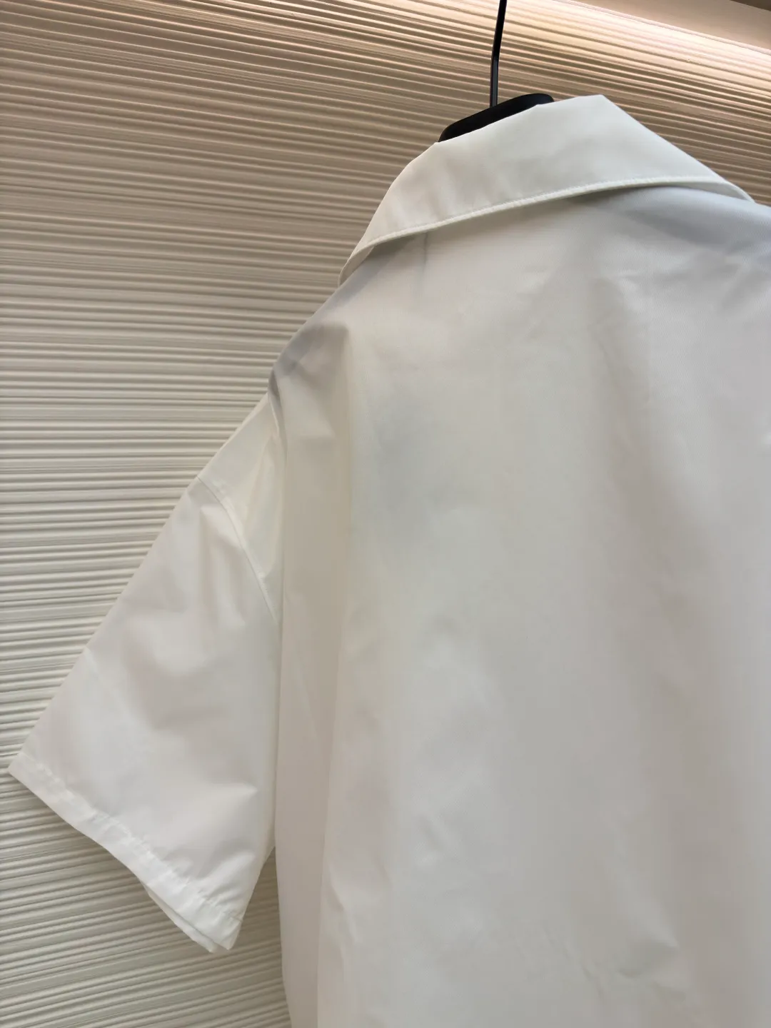 Prada triangle logo short-sleeved shirt ●Original version: Purchased and developed for 11700 ●Item number: 1682390-A50 ●Fabric: Regenerated nylon fabric ●Technology: Positioning cutting machine production ●Color: white ●Version: Fitted version ●Weight: about 275 grams ●Size: S-M-L-XL ●Description: Customized regenerated nylon yarn fabric, smooth and delicate, comfortable and close to the skin, a touch of simple white, as pure as ever, elegant and self-evident The iconic triangle logo embellishes the chest, highlighting the elegance and nobility of the brand. The distinctive bowling shirt-style collar meets precision snap buttons, a two-way deconstruction of elegance and power, using deconstruction to redefine the rational romance of modern men's clothing. The infrared positioning of the "Prada triangle mark" by an imported special machine is more accurate. It is firm and strong, and the three-dimensional cutting of the human body returns to the traditional craftsmanship through segmentation, folding, shrinking and stretching. The so-called slow work produces fine work, which is the respect for the material and the pursuit of hand feel. The workmanship is complex and tedious, slow in time and high in loss. The use of side-turning and embedded stitching stitching technology can provide high-quality stitching results that are smooth and neat. The overall wiring is straight and delicate, the fabric is comfortable and soft, and the color is consistent without color difference. It can be matched with the same style to create a fashionable look and control various occasions. Customized accessories, complete with three standards, same style for men and women!