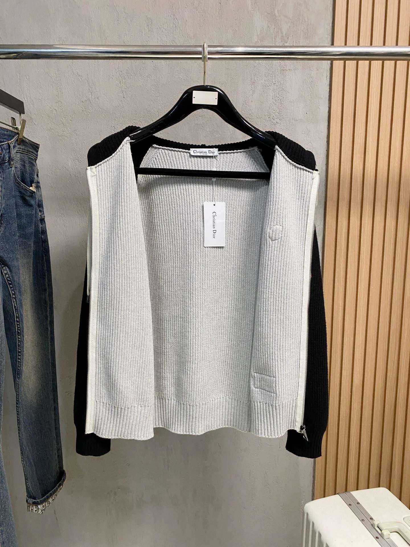 🅿️560 【DIOR】Autumn and winter classic cardigan sweater, in full condition! ! ! Wool blended fabric, the latest model in 2025, golden ratio! ! Slim-fitting soft gold, versatile and practical item, the combination and practicality are extremely powerful, simple and elegant, and classy! To create your own style, it is highly recommended to buy it in two colors. The standard slim fit tailoring process is suitable for both young and old men. It is knitted from wool and will not cause any discomfort! While keeping warm, it is stylish, textured and wearable, and the classic logo with contrasting colors on the chest feels in place! ! Recommended for regular customers! ! Size M-3XL (maximum wear: 190 pounds)
