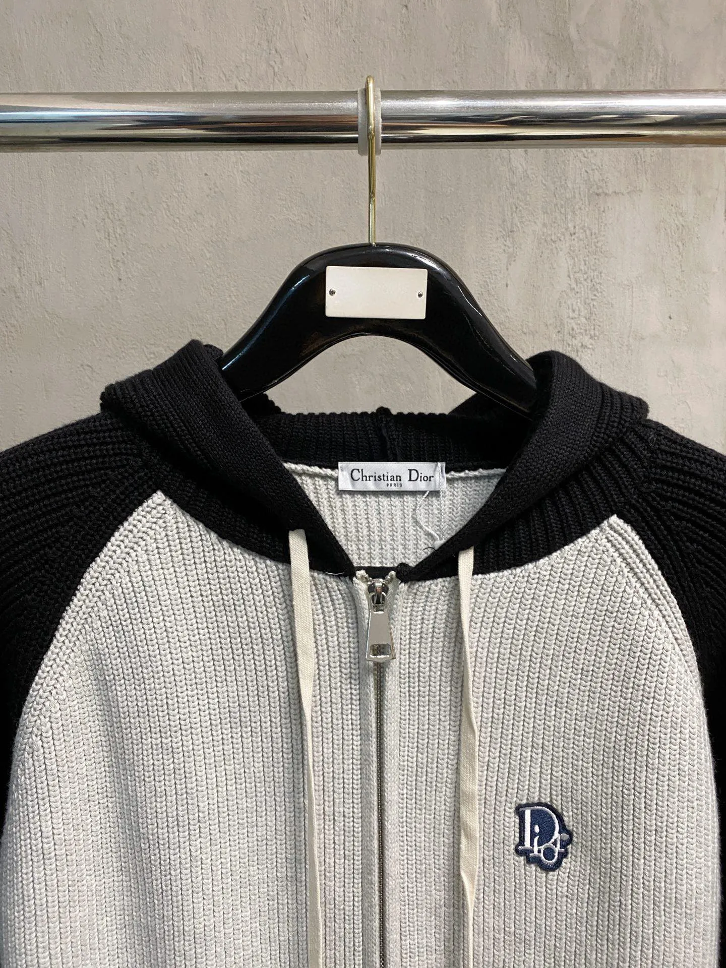 🅿️560 【DIOR】Autumn and winter classic cardigan sweater, in full condition! ! ! Wool blended fabric, the latest model in 2025, golden ratio! ! Slim-fitting soft gold, versatile and practical item, the combination and practicality are extremely powerful, simple and elegant, and classy! To create your own style, it is highly recommended to buy it in two colors. The standard slim fit tailoring process is suitable for both young and old men. It is knitted from wool and will not cause any discomfort! While keeping warm, it is stylish, textured and wearable, and the classic logo with contrasting colors on the chest feels in place! ! Recommended for regular customers! ! Size M-3XL (maximum wear: 190 pounds)