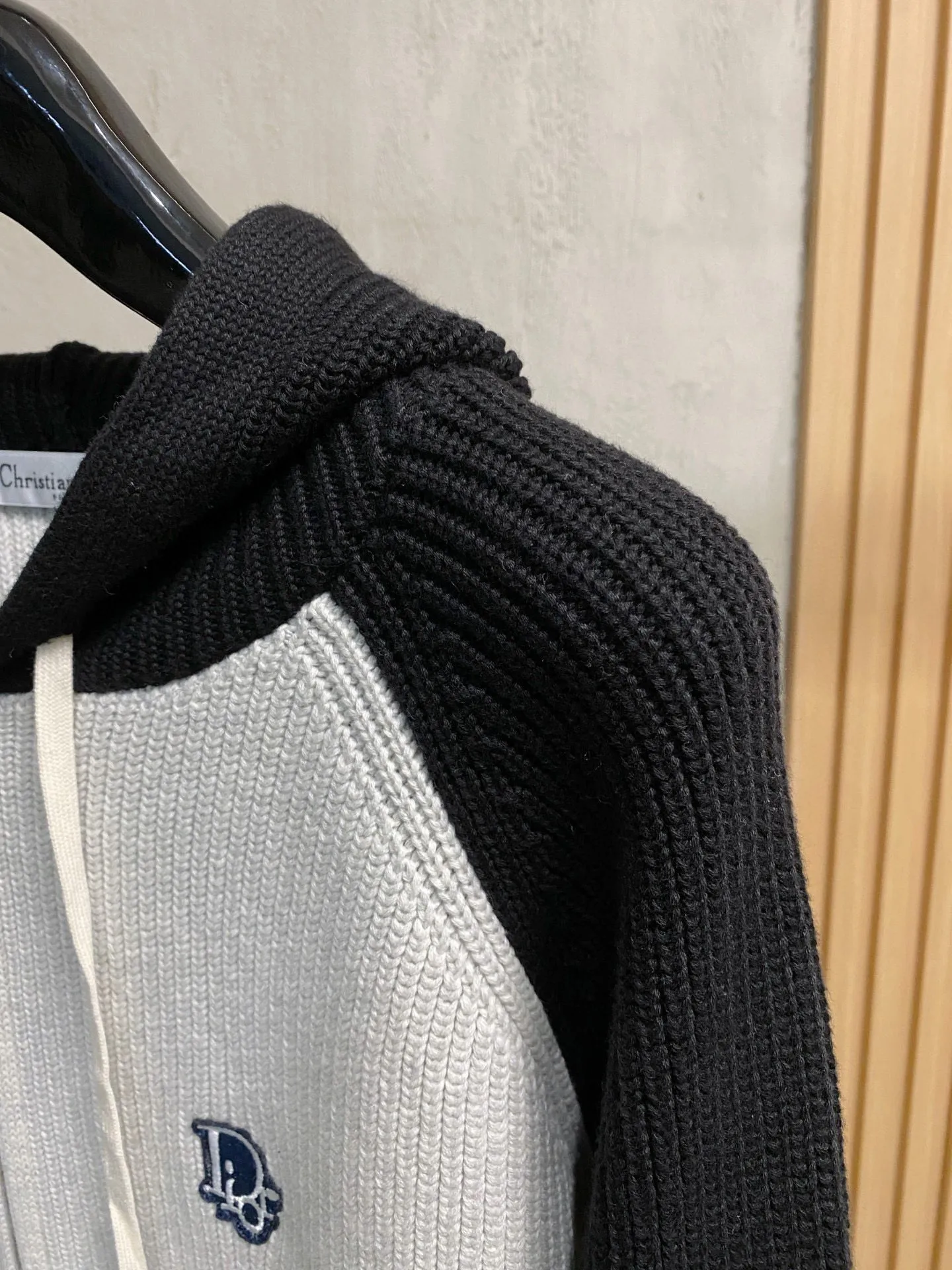 🅿️560 【DIOR】Autumn and winter classic cardigan sweater, in full condition! ! ! Wool blended fabric, the latest model in 2025, golden ratio! ! Slim-fitting soft gold, versatile and practical item, the combination and practicality are extremely powerful, simple and elegant, and classy! To create your own style, it is highly recommended to buy it in two colors. The standard slim fit tailoring process is suitable for both young and old men. It is knitted from wool and will not cause any discomfort! While keeping warm, it is stylish, textured and wearable, and the classic logo with contrasting colors on the chest feels in place! ! Recommended for regular customers! ! Size M-3XL (maximum wear: 190 pounds)