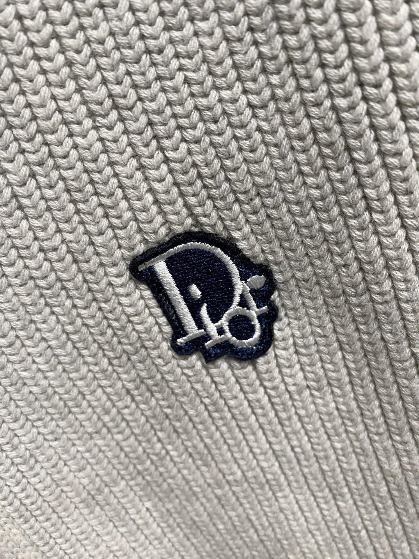 🅿️560 【DIOR】Autumn and winter classic cardigan sweater, in full condition! ! ! Wool blended fabric, the latest model in 2025, golden ratio! ! Slim-fitting soft gold, versatile and practical item, the combination and practicality are extremely powerful, simple and elegant, and classy! To create your own style, it is highly recommended to buy it in two colors. The standard slim fit tailoring process is suitable for both young and old men. It is knitted from wool and will not cause any discomfort! While keeping warm, it is stylish, textured and wearable, and the classic logo with contrasting colors on the chest feels in place! ! Recommended for regular customers! ! Size M-3XL (maximum wear: 190 pounds)
