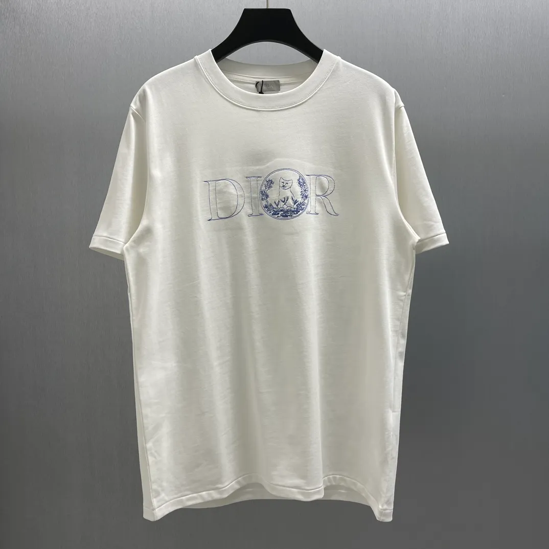 🅿️250 CD Floral Cat🐱Short Sleeve Size: S-XL This "shirt displays the logo from this season's DIOR AND HYLTON NEL joint series. It is carefully made of white cotton jersey fabric and has a classic silhouette with a ribbed crew neck and embroidery on the chest to enhance the style. Casual cut, can be paired with sports pants or jeans.