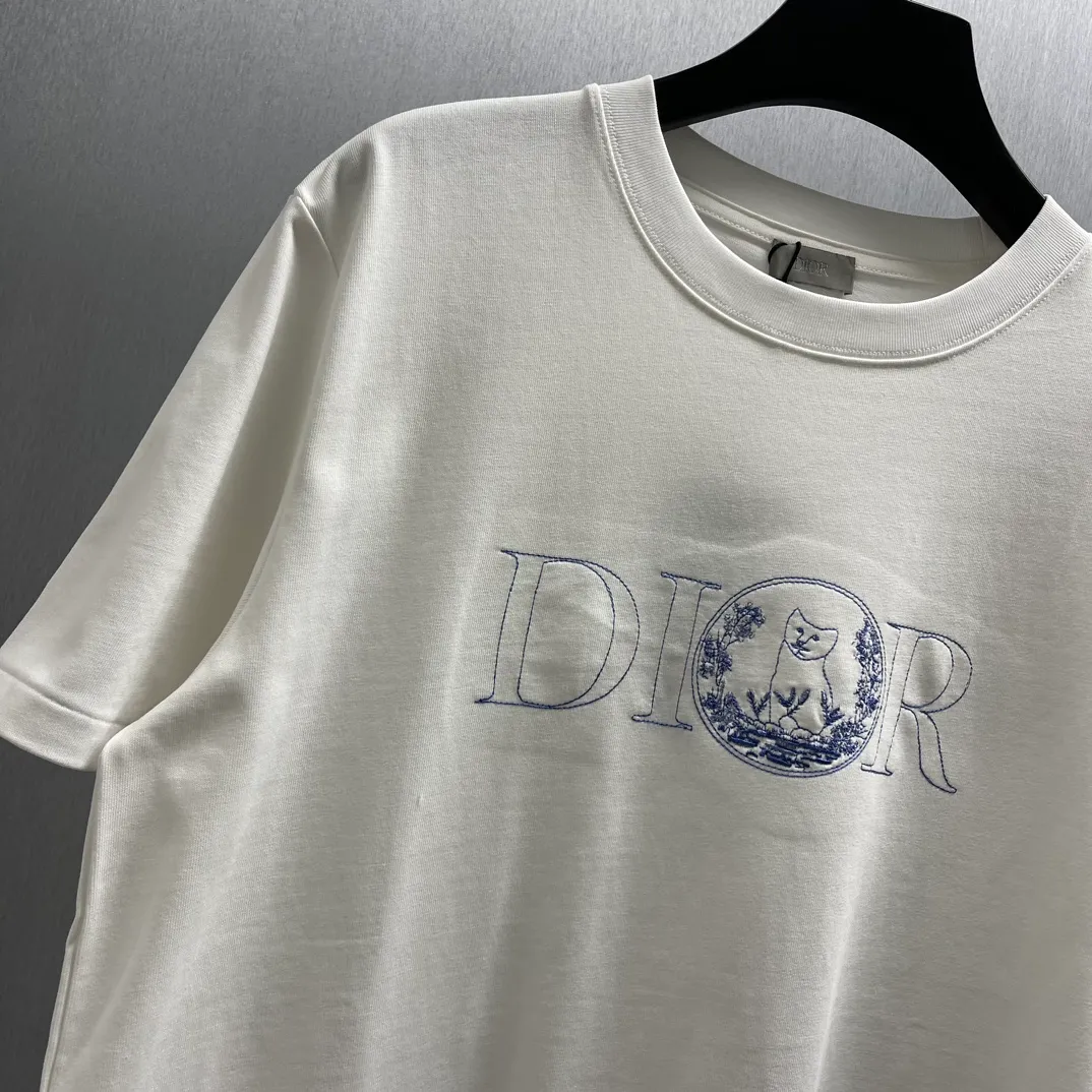 🅿️250 CD Floral Cat🐱Short Sleeve Size: S-XL This "shirt displays the logo from this season's DIOR AND HYLTON NEL joint series. It is carefully made of white cotton jersey fabric and has a classic silhouette with a ribbed crew neck and embroidery on the chest to enhance the style. Casual cut, can be paired with sports pants or jeans.