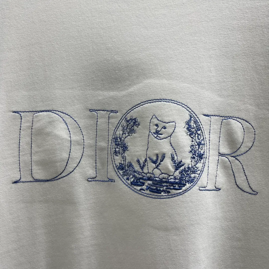 🅿️250 CD Floral Cat🐱Short Sleeve Size: S-XL This "shirt displays the logo from this season's DIOR AND HYLTON NEL joint series. It is carefully made of white cotton jersey fabric and has a classic silhouette with a ribbed crew neck and embroidery on the chest to enhance the style. Casual cut, can be paired with sports pants or jeans.