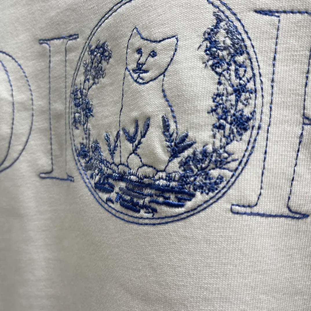 🅿️250 CD Floral Cat🐱Short Sleeve Size: S-XL This "shirt displays the logo from this season's DIOR AND HYLTON NEL joint series. It is carefully made of white cotton jersey fabric and has a classic silhouette with a ribbed crew neck and embroidery on the chest to enhance the style. Casual cut, can be paired with sports pants or jeans.
