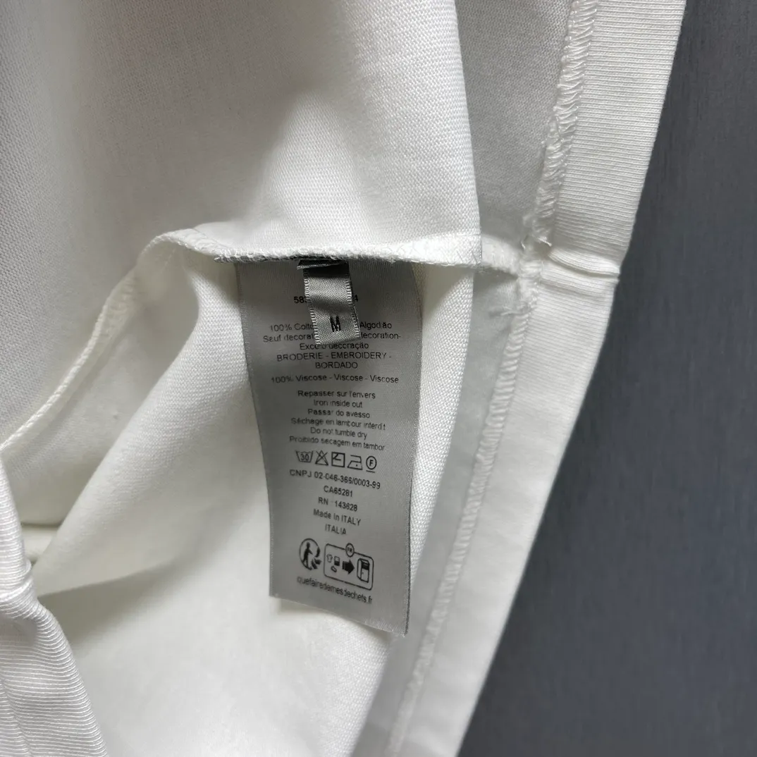 🅿️250 CD Floral Cat🐱Short Sleeve Size: S-XL This "shirt displays the logo from this season's DIOR AND HYLTON NEL joint series. It is carefully made of white cotton jersey fabric and has a classic silhouette with a ribbed crew neck and embroidery on the chest to enhance the style. Casual cut, can be paired with sports pants or jeans.