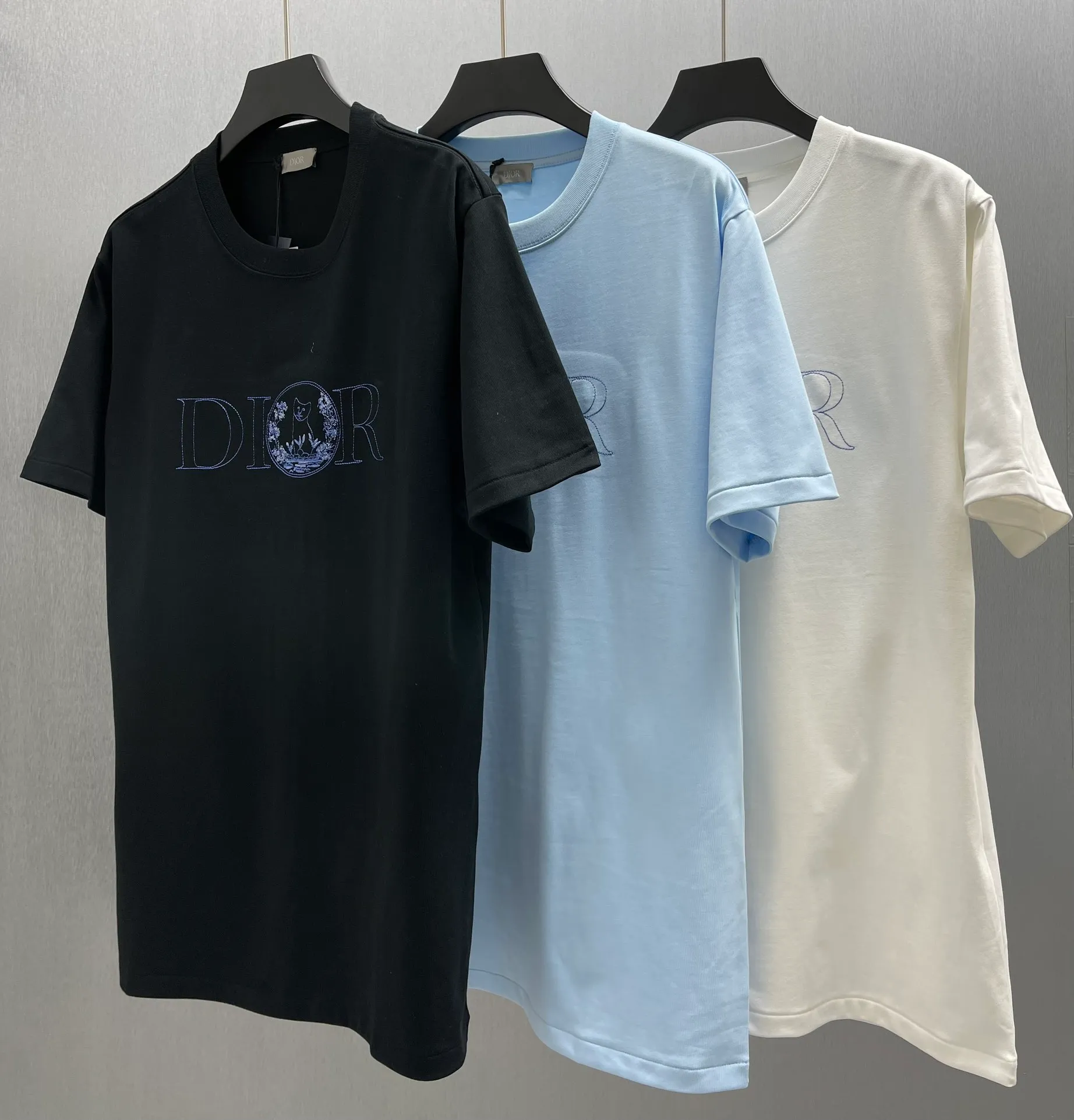 🅿️250 CD Floral Cat🐱Short Sleeve Size: S-XL This "shirt displays the logo from this season's DIOR AND HYLTON NEL joint series. It is carefully made of white cotton jersey fabric and has a classic silhouette with a ribbed crew neck and embroidery on the chest to enhance the style. Casual cut, can be paired with sports pants or jeans.