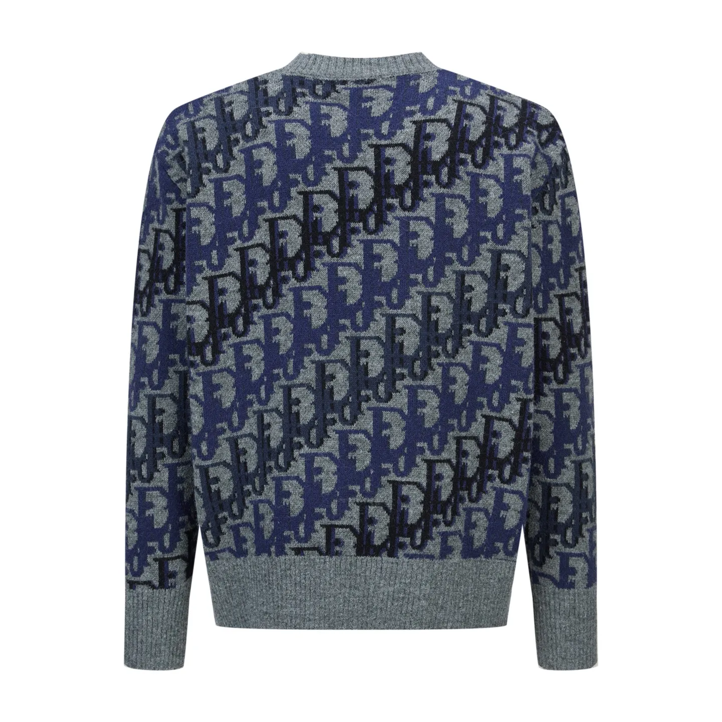 🅿️440 CD 26SS Oblique all-over jacquard crew neck sweater (grey). The original version was purchased for 15,000 and developed. The fabric is made of 55% merino wool and 45% cotton yarn. This fabric is soft on the upper body, not close to the body, and is very comfortable to wear both outside and inside. The 7-needle machine mouth is used for jacquard craftsmanship, and each color is aligned and dyed on the board. Garment washing - removes wool impurities - fixes the fit - adds hand feel. This sweater is new to the Spring 2026 men's collection and highlights Dior's classic Oblique print. Crafted from blue sheep's wool with multi-color accents throughout. The bold Oblique print features a ribbed crew neck, cuffs and hem. The all-over pattern reflects Dior's elegance, and the colorful graphic style can enhance any outfit. Trimmed with multi-color Oblique printed ribbed crew neck, cuffs and hem 100% sheep wool throughout. Size:S-M-L-XL